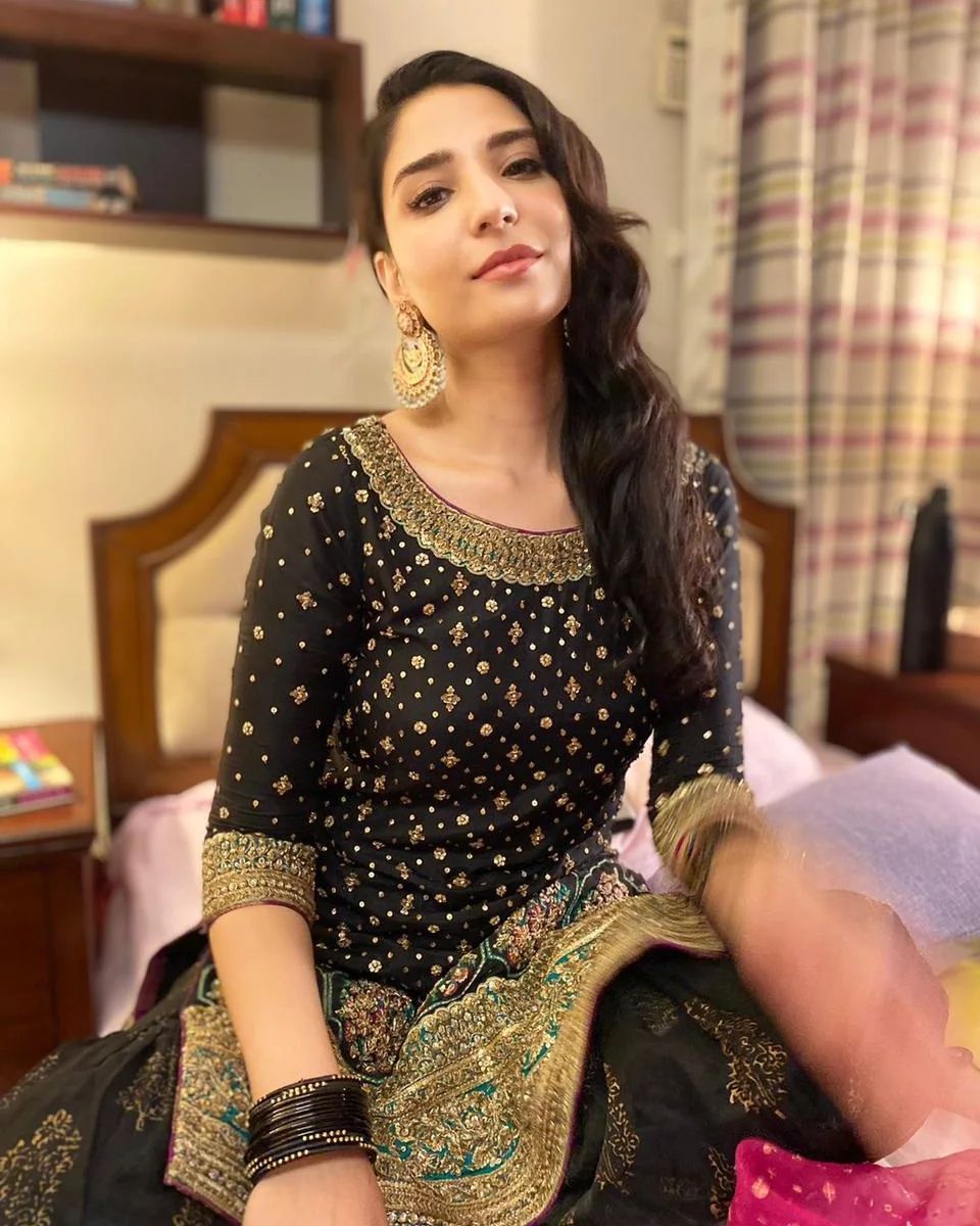 960x1200 Hum Tum: Sarah And Ramsha Khan Flaunt Perfect 'Mehndi Night' Looks