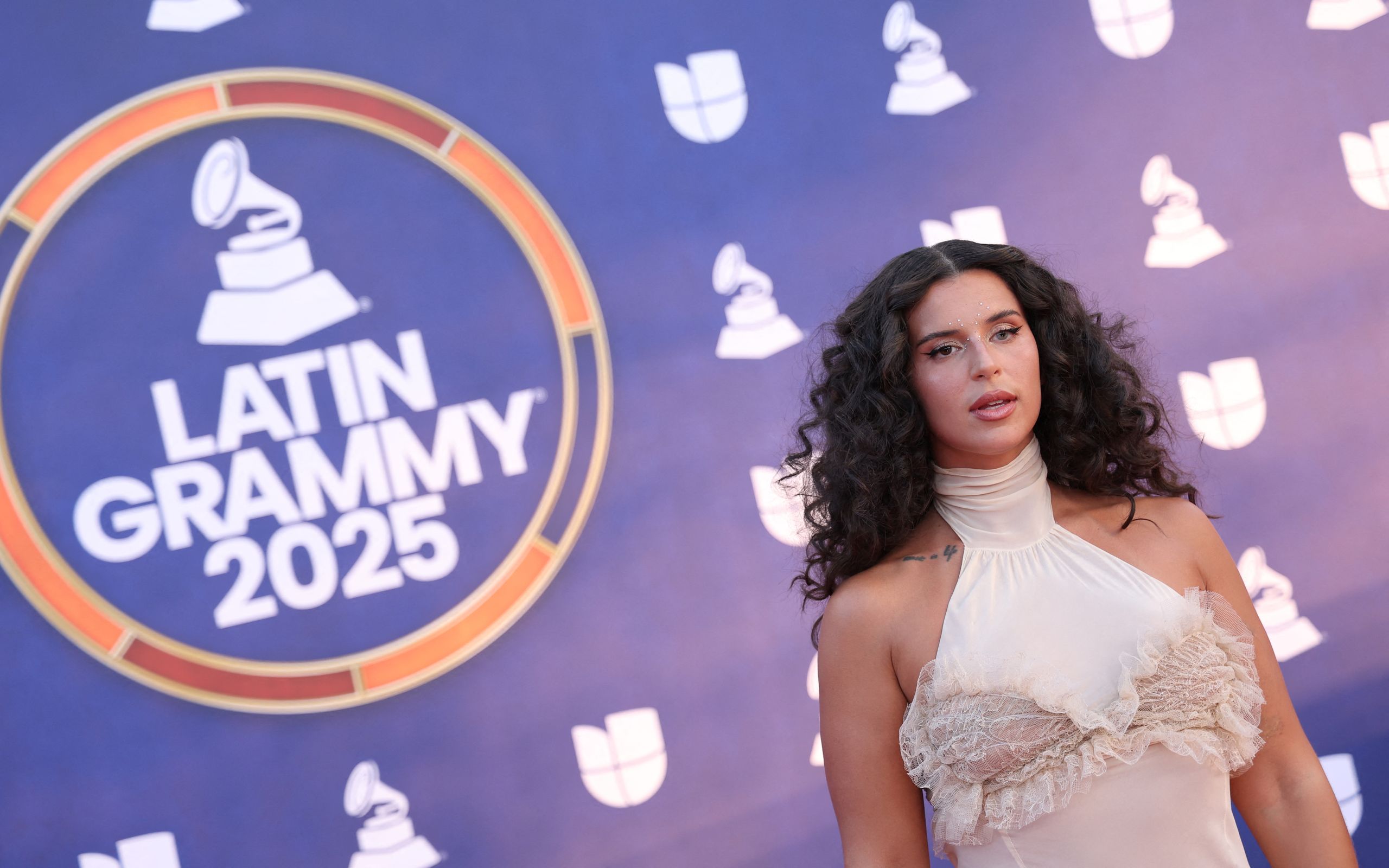 2560x1600 Nathy Peluso saca su lado más etéreo en la alfombra roja de los Latin Grammy 2025. Vogue España