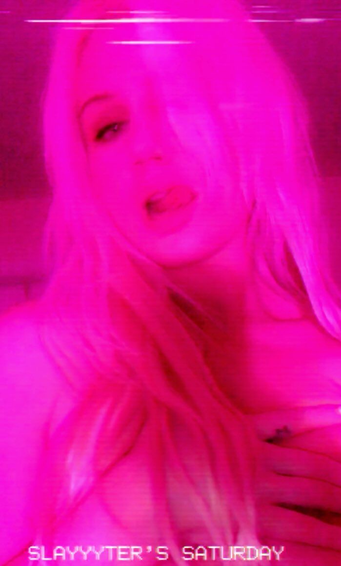 699x1161 Slayyyter Wallpaper