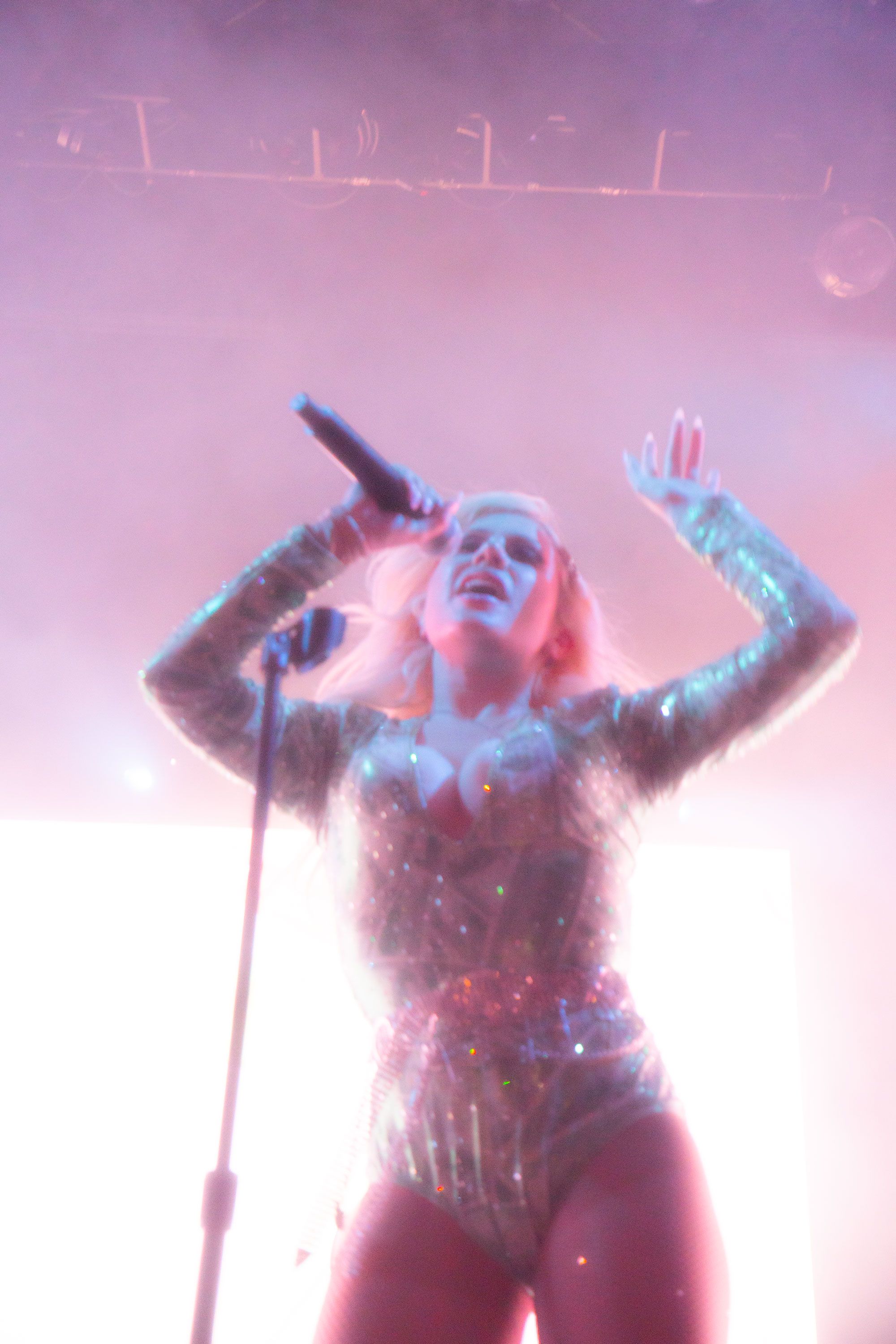 2000x3000 Slayyyter Wallpaper