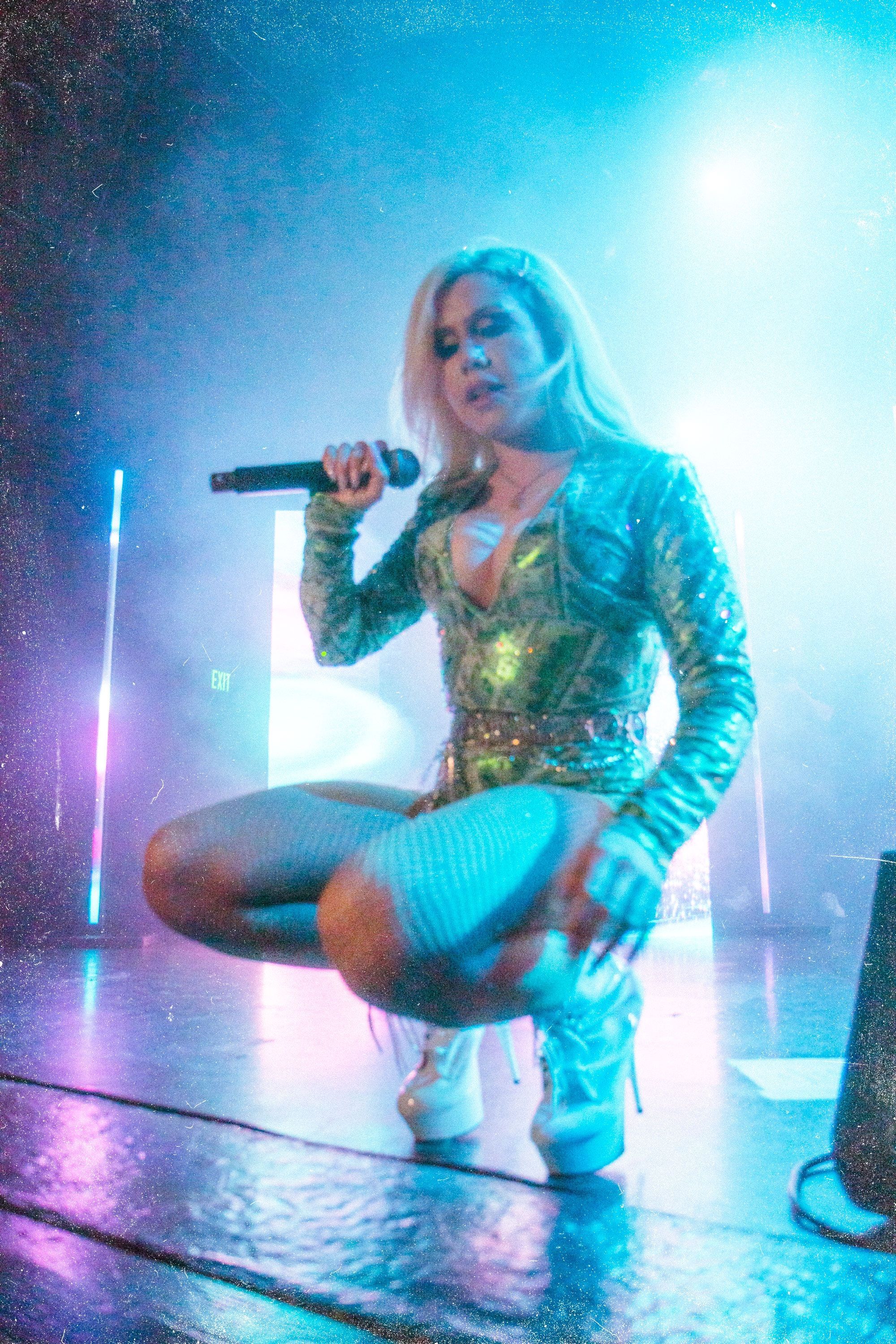 2000x3000 Slayyyter Wallpaper