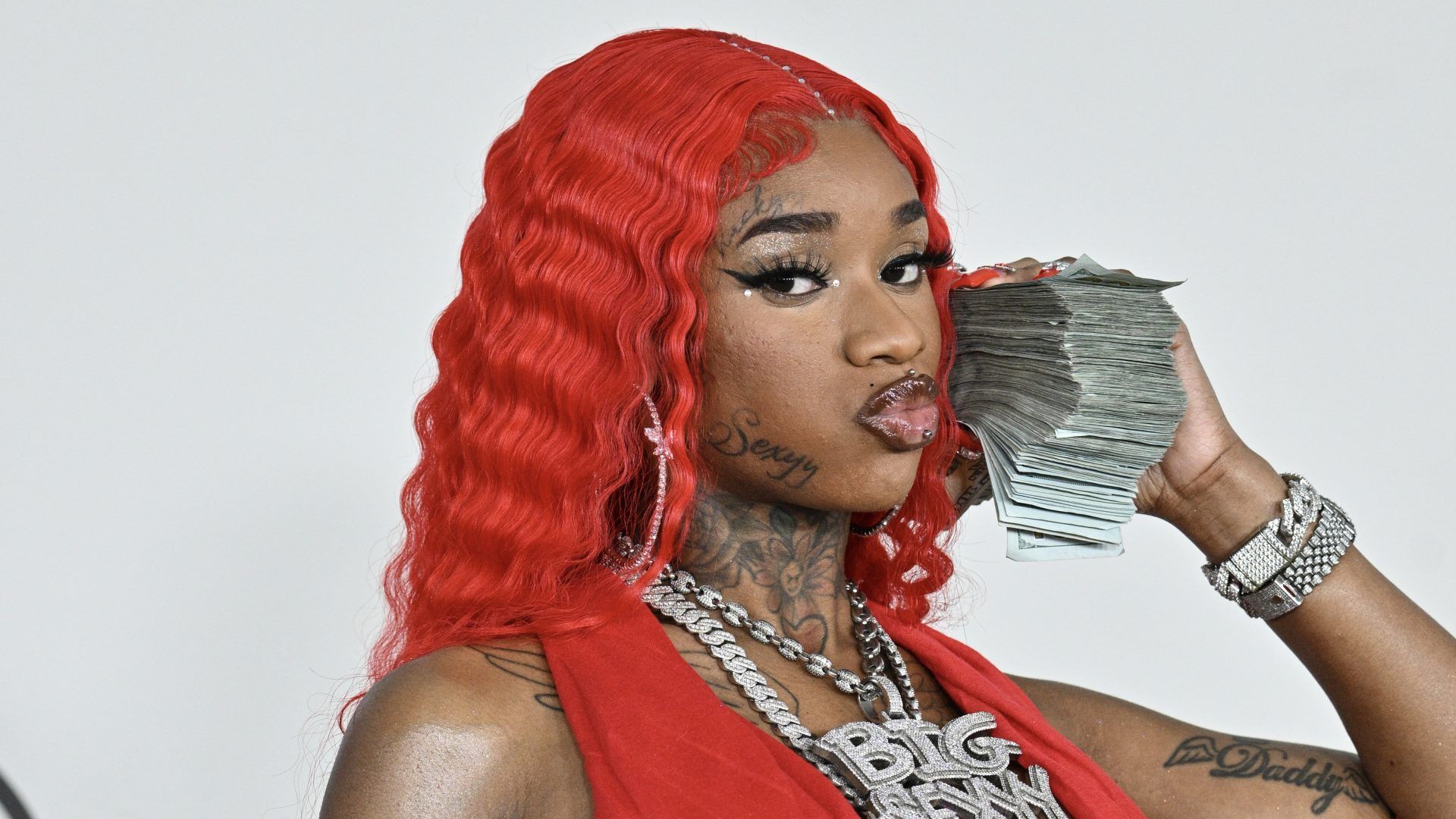 1920x1080 y Red Pops Out W/ A New Look, Social Media Reacts (Video)