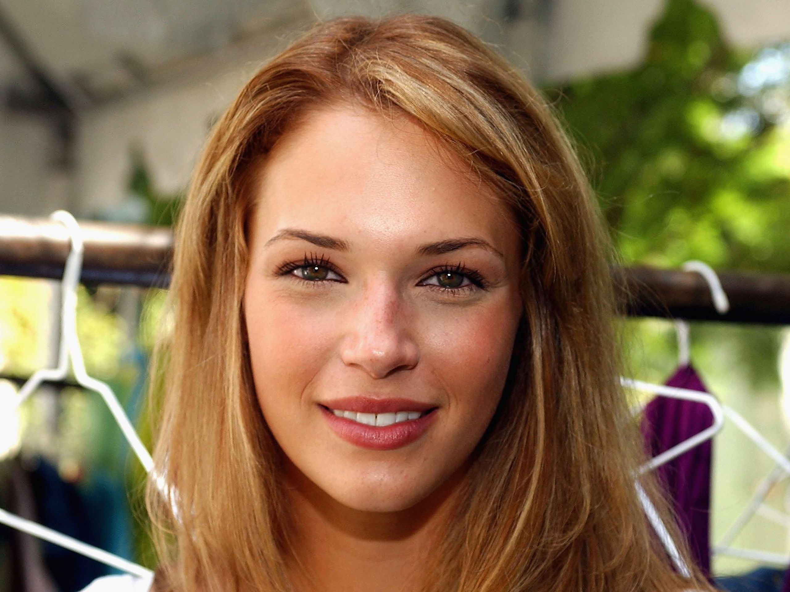 2560x1920 Amanda Righetti Wallpaper