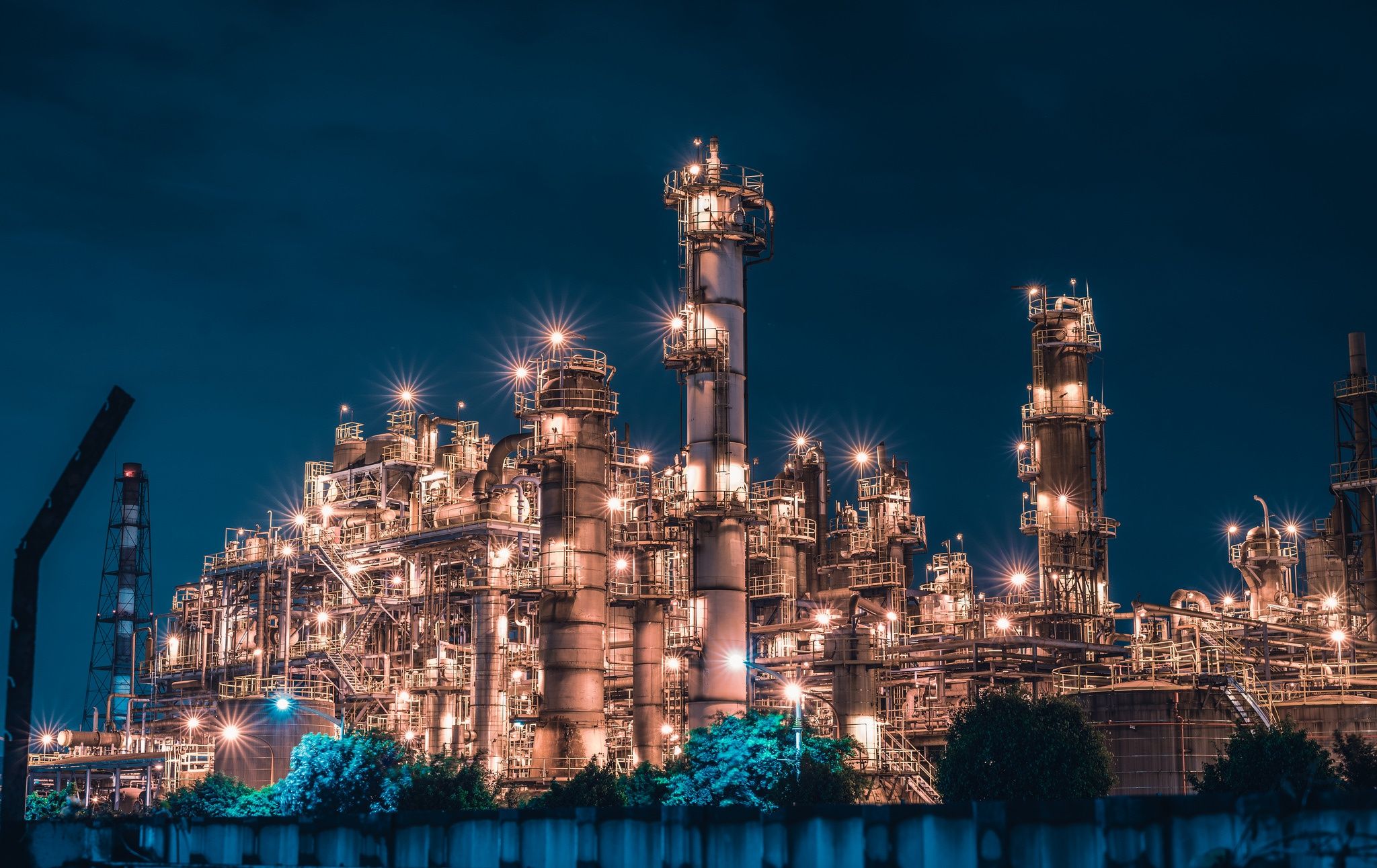 2048x1292 Desktop wallpaper: Industrial, Man Made, Factory, Night 4K free download for PC. 938120