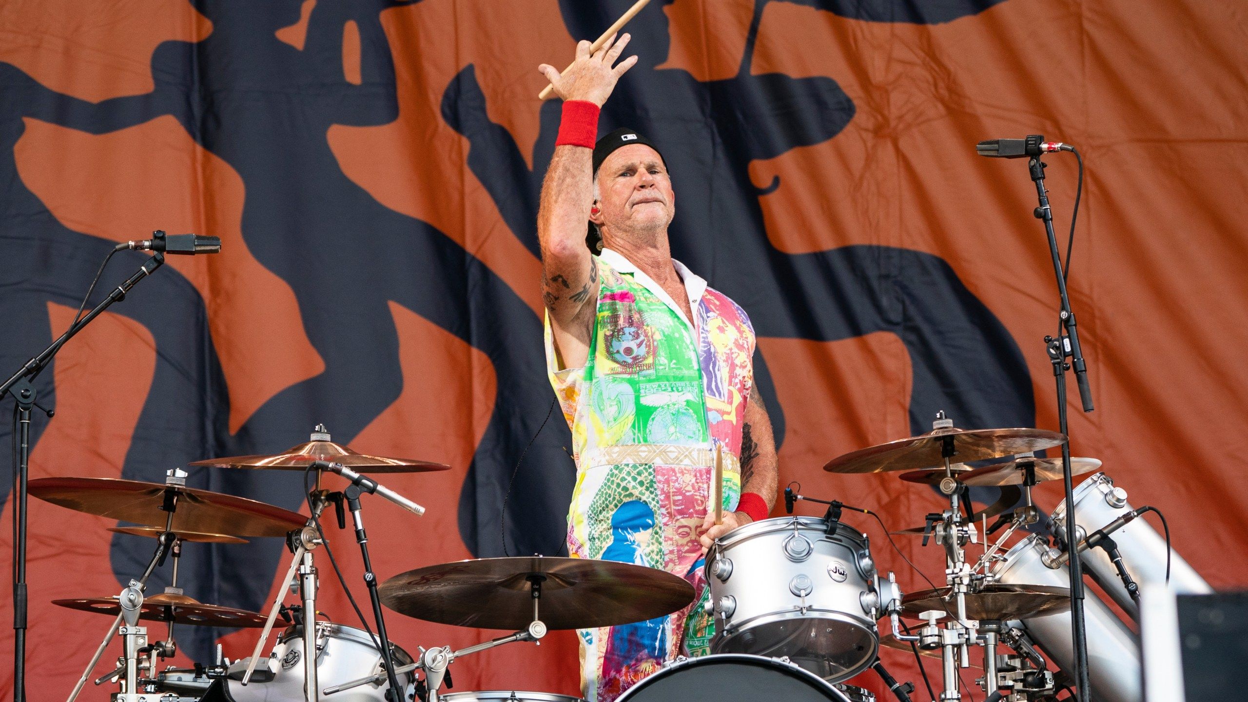 2560x1440 Chili Peppers honor Foo Fighters drummer at Jazz Fest