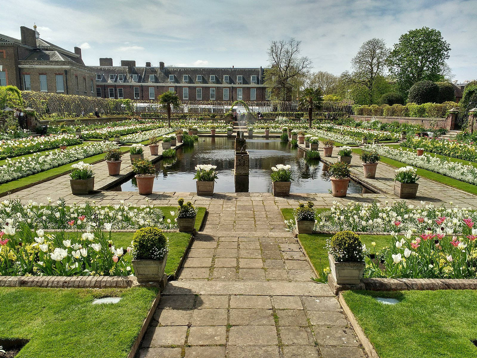 1600x1200 Download Beautiful Kensington Palace Garden Wallpaper