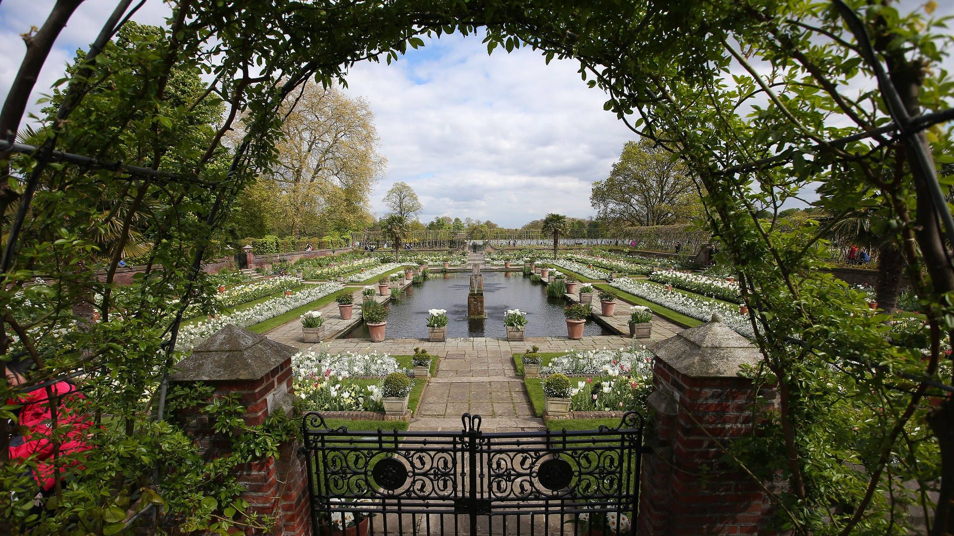 1920x1080 Download The iconic Arch Entrance leading into lush green gardens of Kensington Palace. Wallpaper