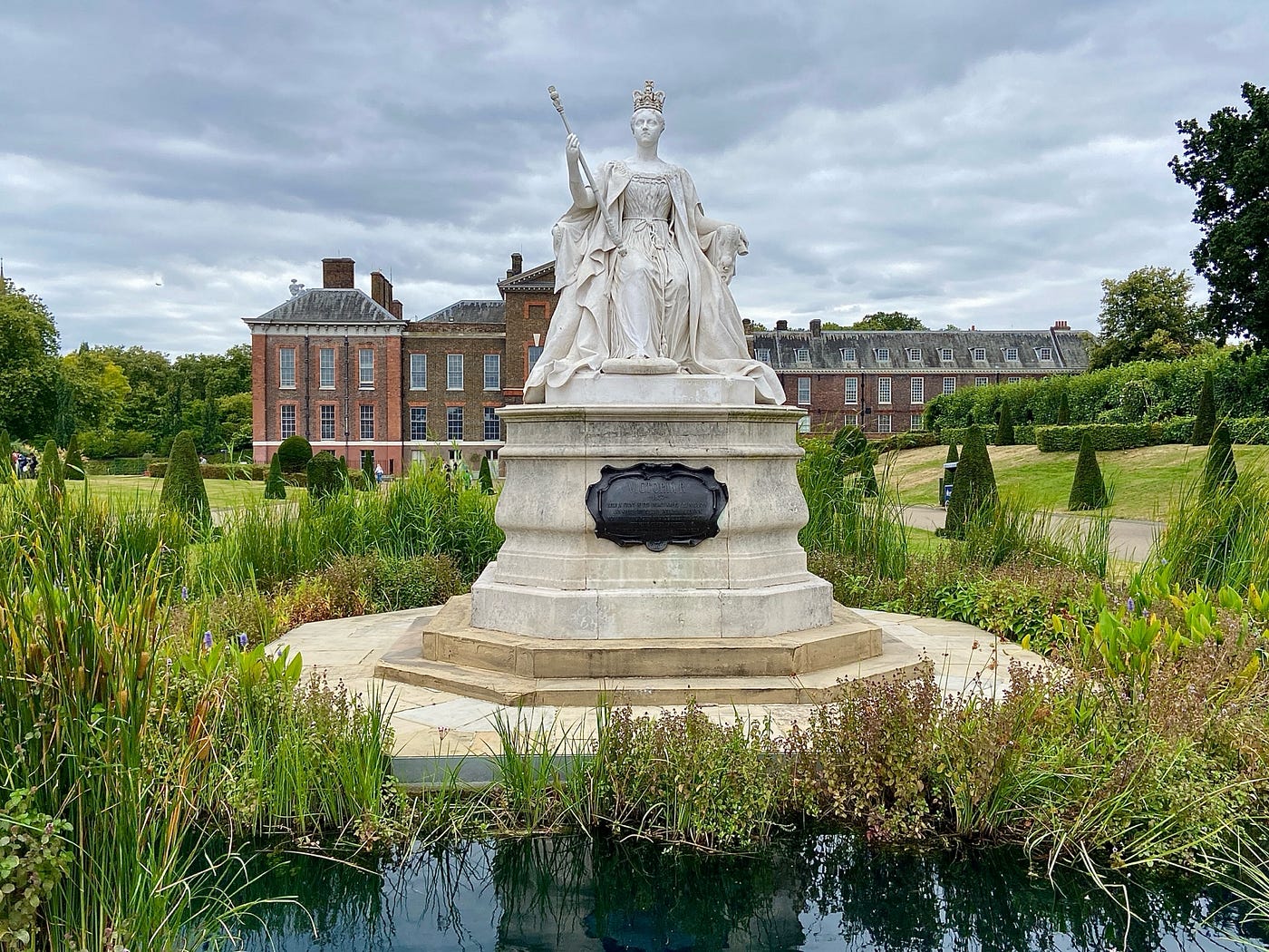 1400x1050 The Floral Beauty of an English Garden in Summer.