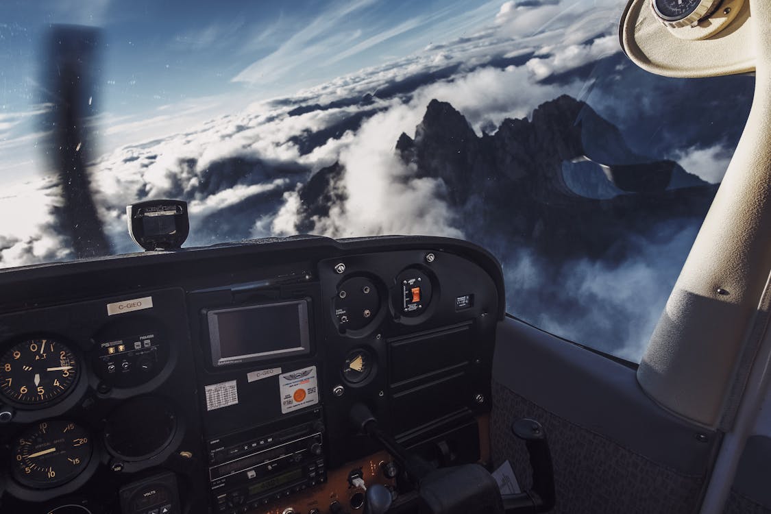 1125x750 Airplane Cockpit during Flight · Free