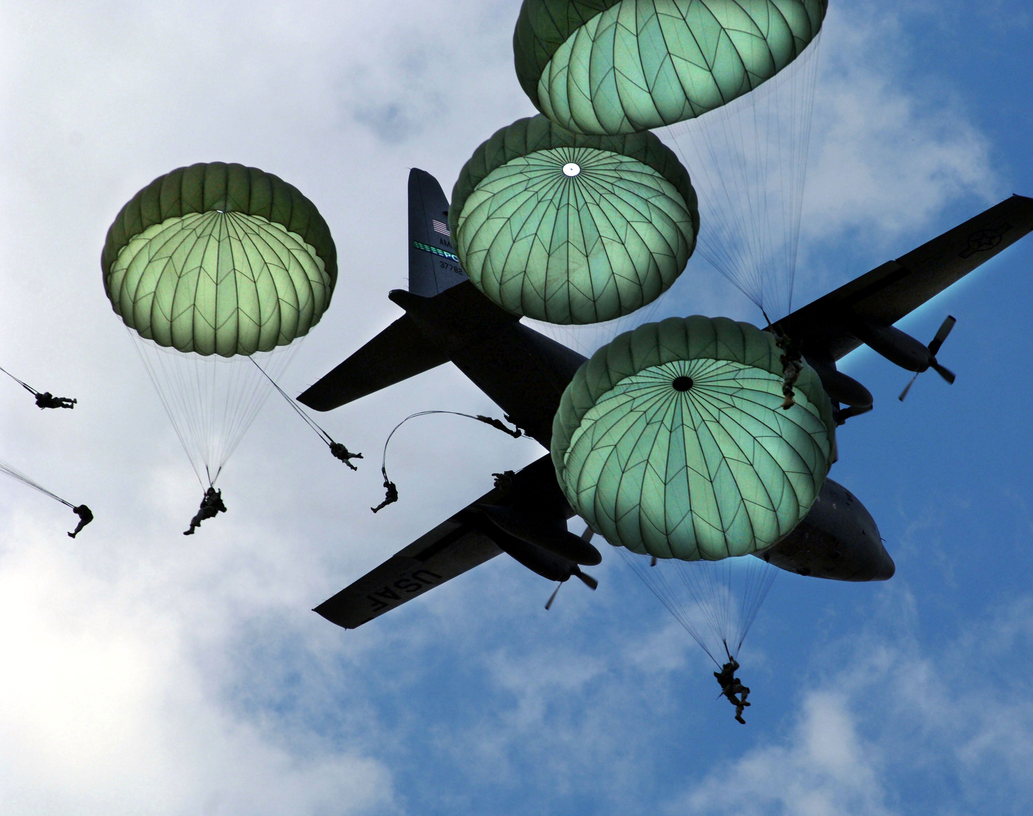 3604x2848 Elite Military Paratroopers Descend