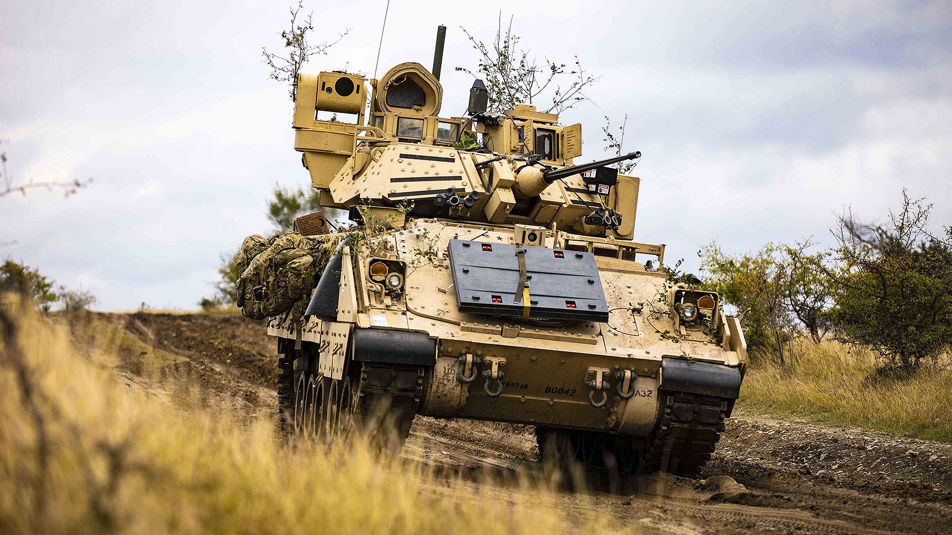 1920x1080 M2 Bradley Fighting Vehicles Will Be Sent By U.S. To Ukraine