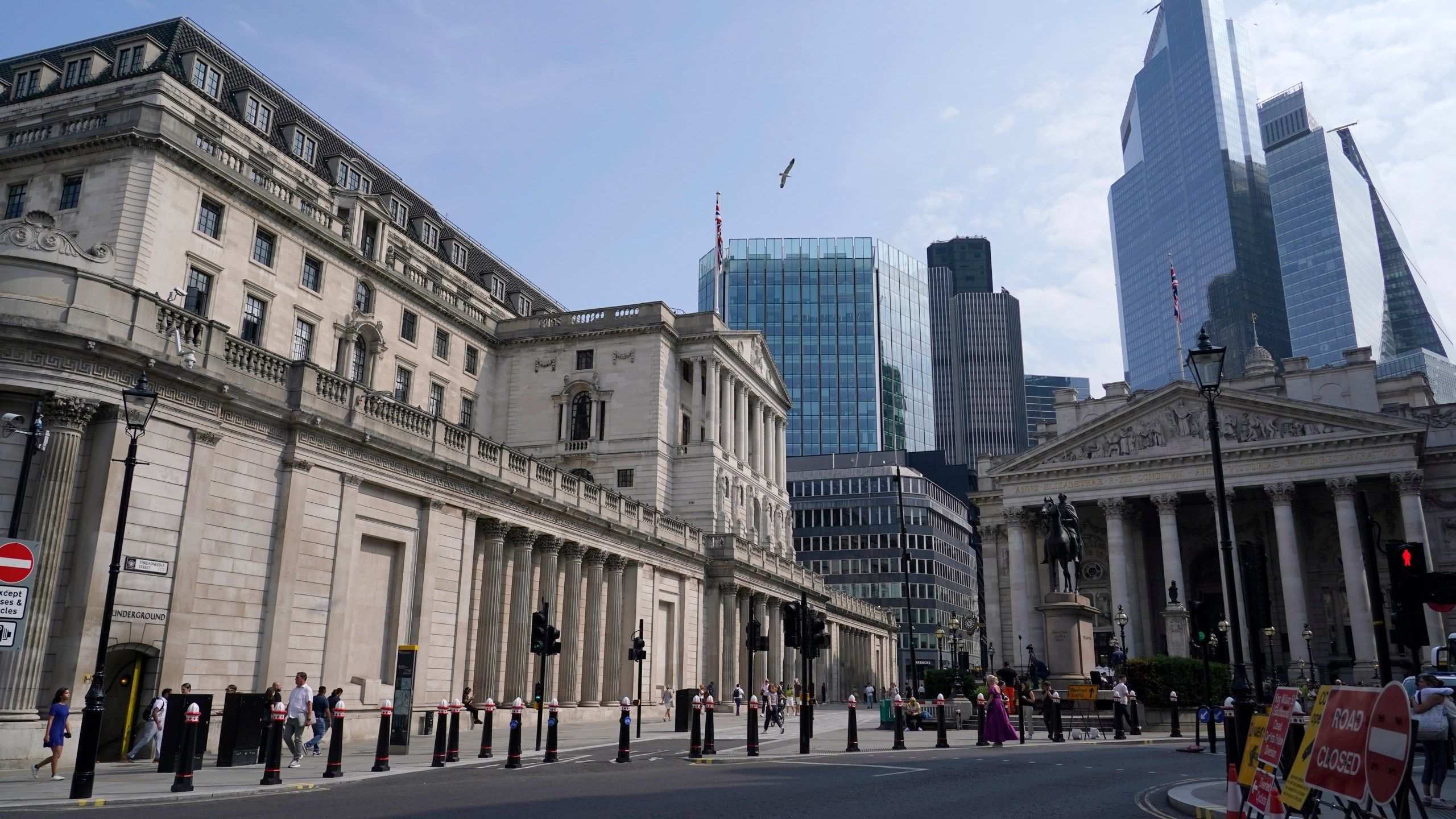 2560x1440 Bank of England keeps its main interest rate on hold at 5% in wake of big US Fed rate cut
