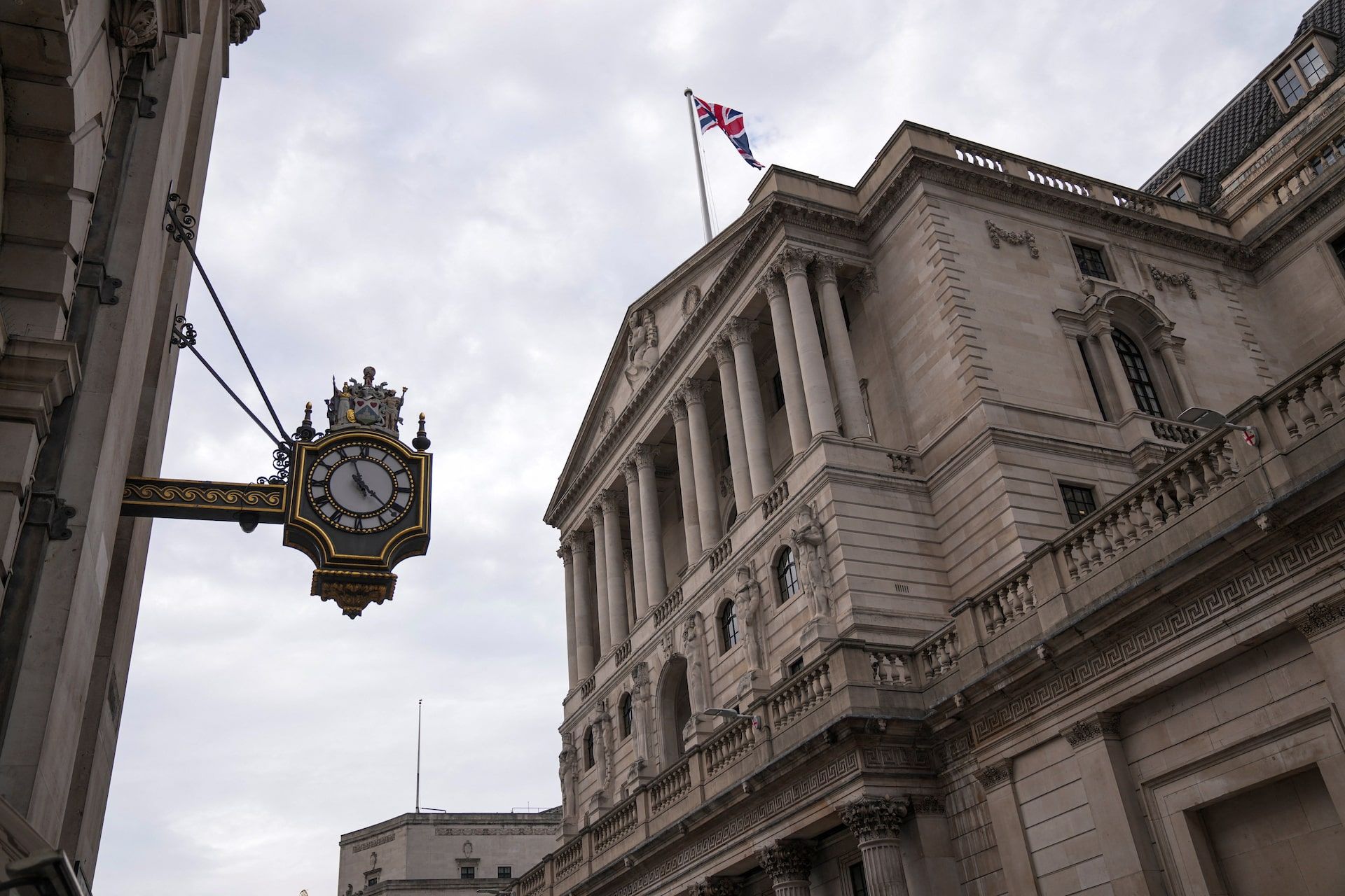 1920x1280 VIEW Bank of England leaves rates steady after tight vote, sterling falls