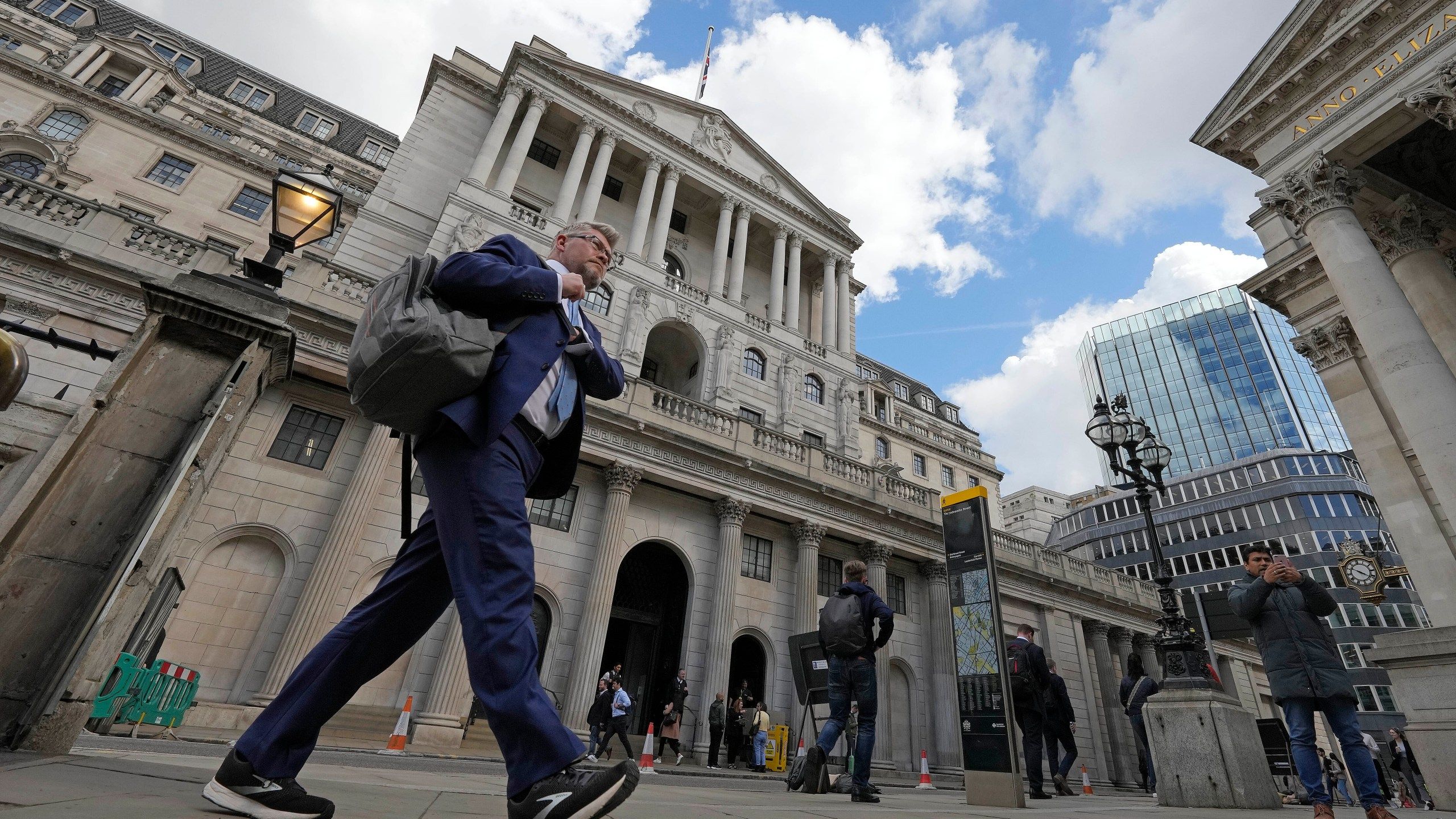 2560x1440 Bank of England joins US Fed in keeping interest rates unchanged after inflation declines