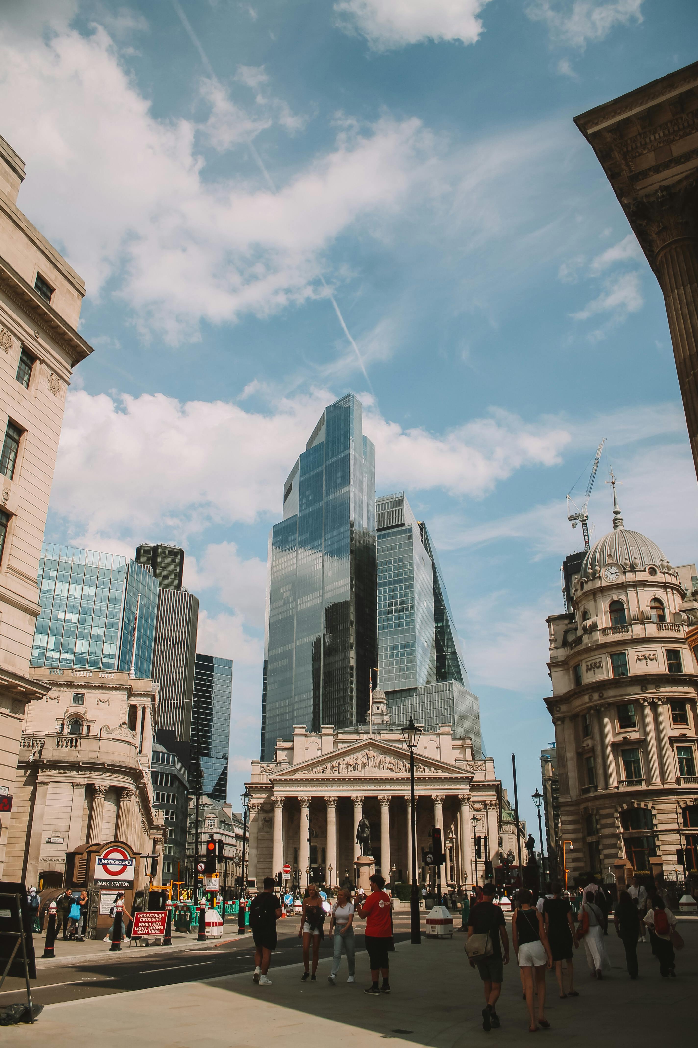 2848x4272 Bank of England in Front of a Skyscraper in London, UK · Free
