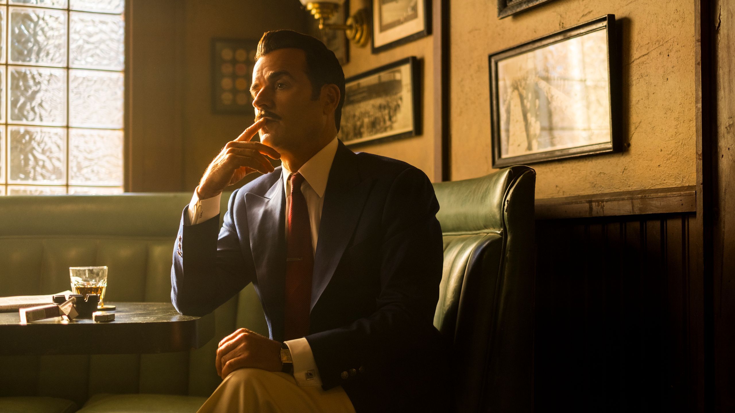 2560x1440 First Look at Justin Theroux in 'Fallout' Season 2: Inside the Show's Big Trip to Vegas