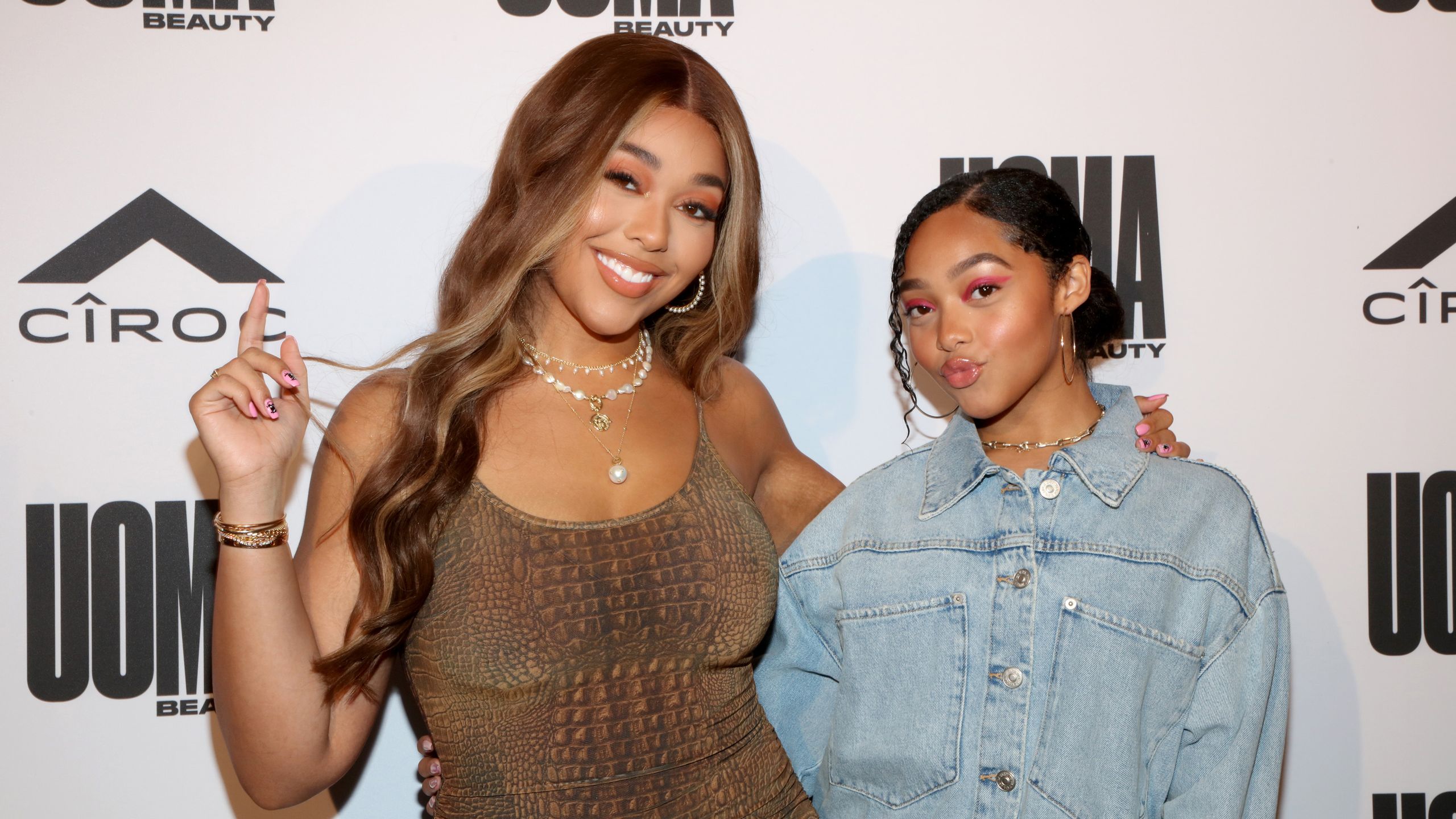 2560x1440 Jordyn Woods Shared a Selfie With Sister Jodie