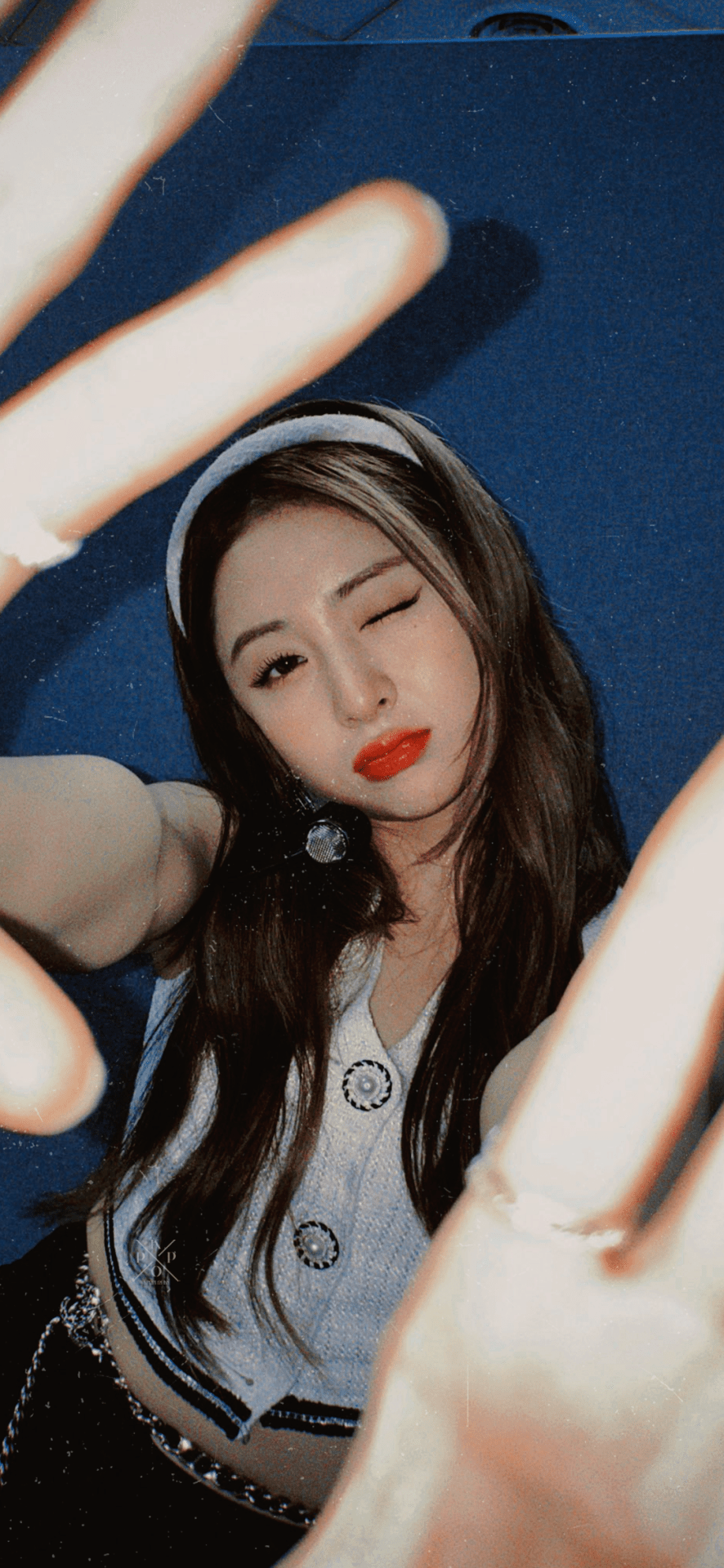 886x1920 Huh Yunjin Wallpaper