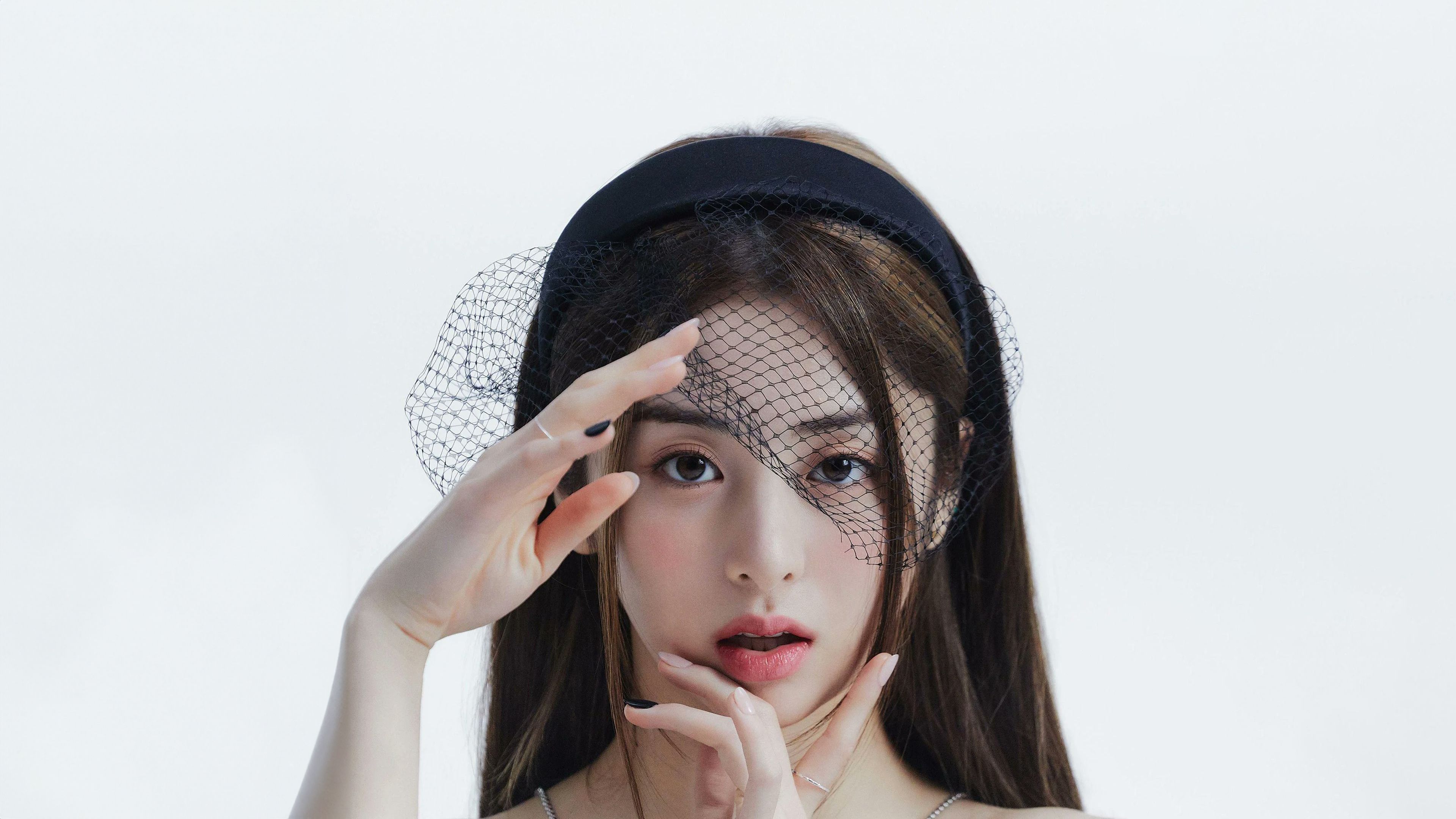 3840x2160 Huh Yunjin Wallpaper 4K, Portrait, White background