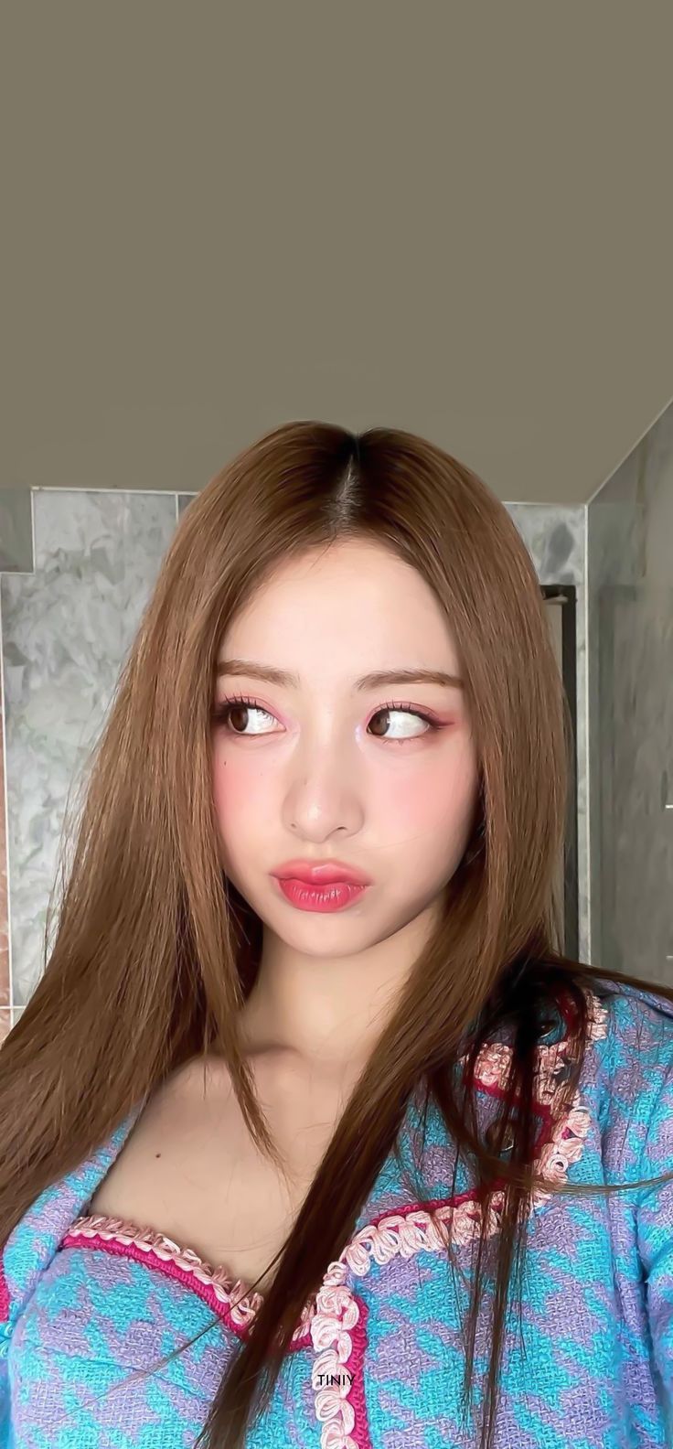 736x1584 HUH YUNJIN Wallpaper Locskcreens