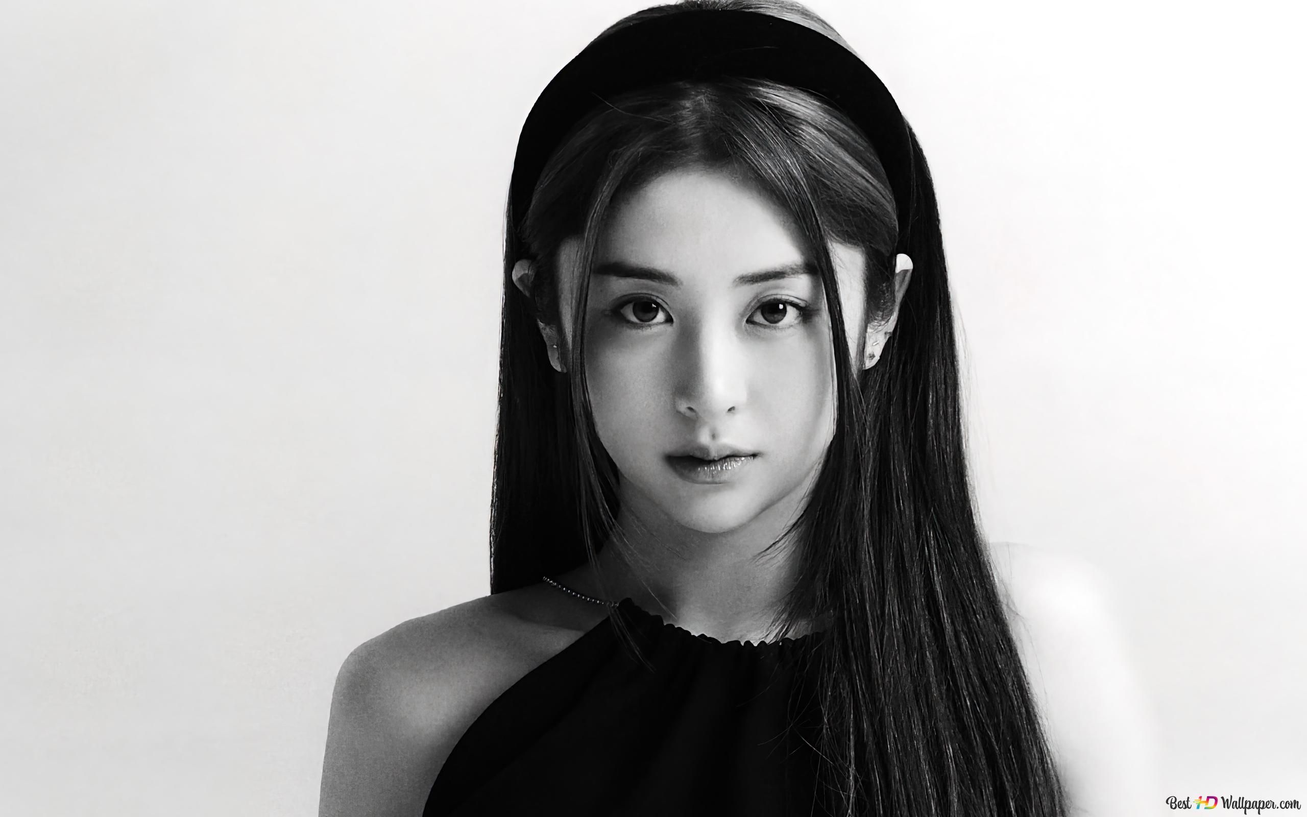 2560x1600 Huh Yunjin Sserafim (Kpop Girls Group. Monochrome BG) 4K wallpaper download