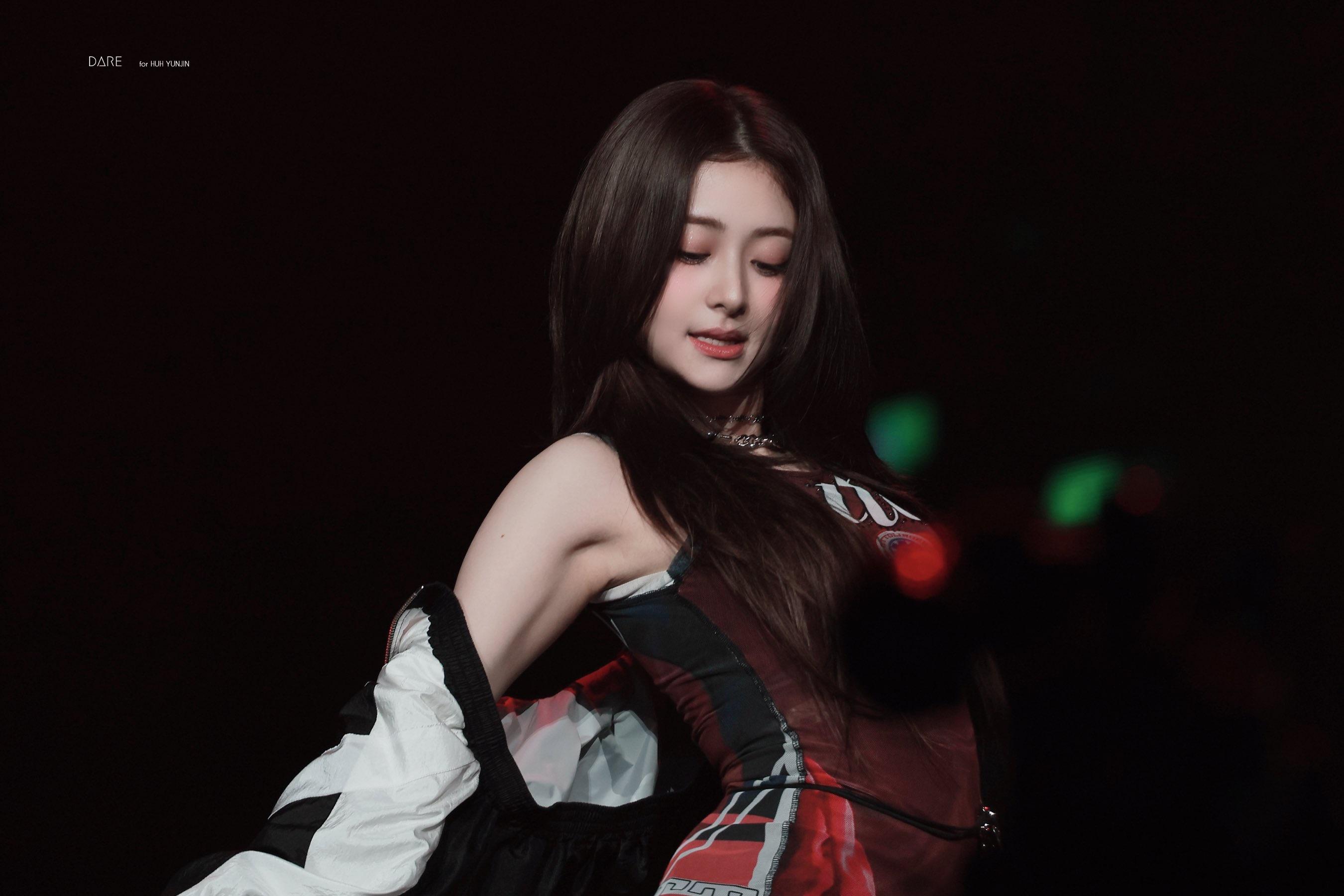 2700x1800 Weverse Con HQ photo of HUH YUNJIN