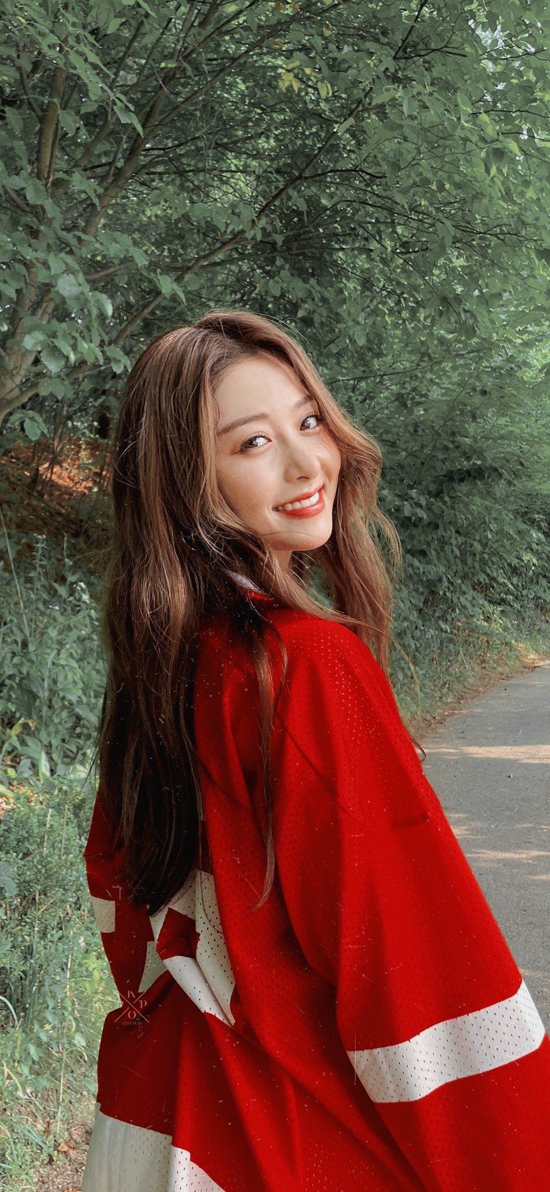 1080x2340 Huh Yunjin Phone Wallpaper