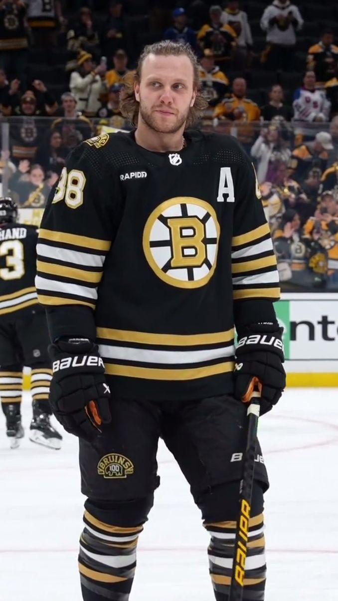 678x1205 David Pastrnak