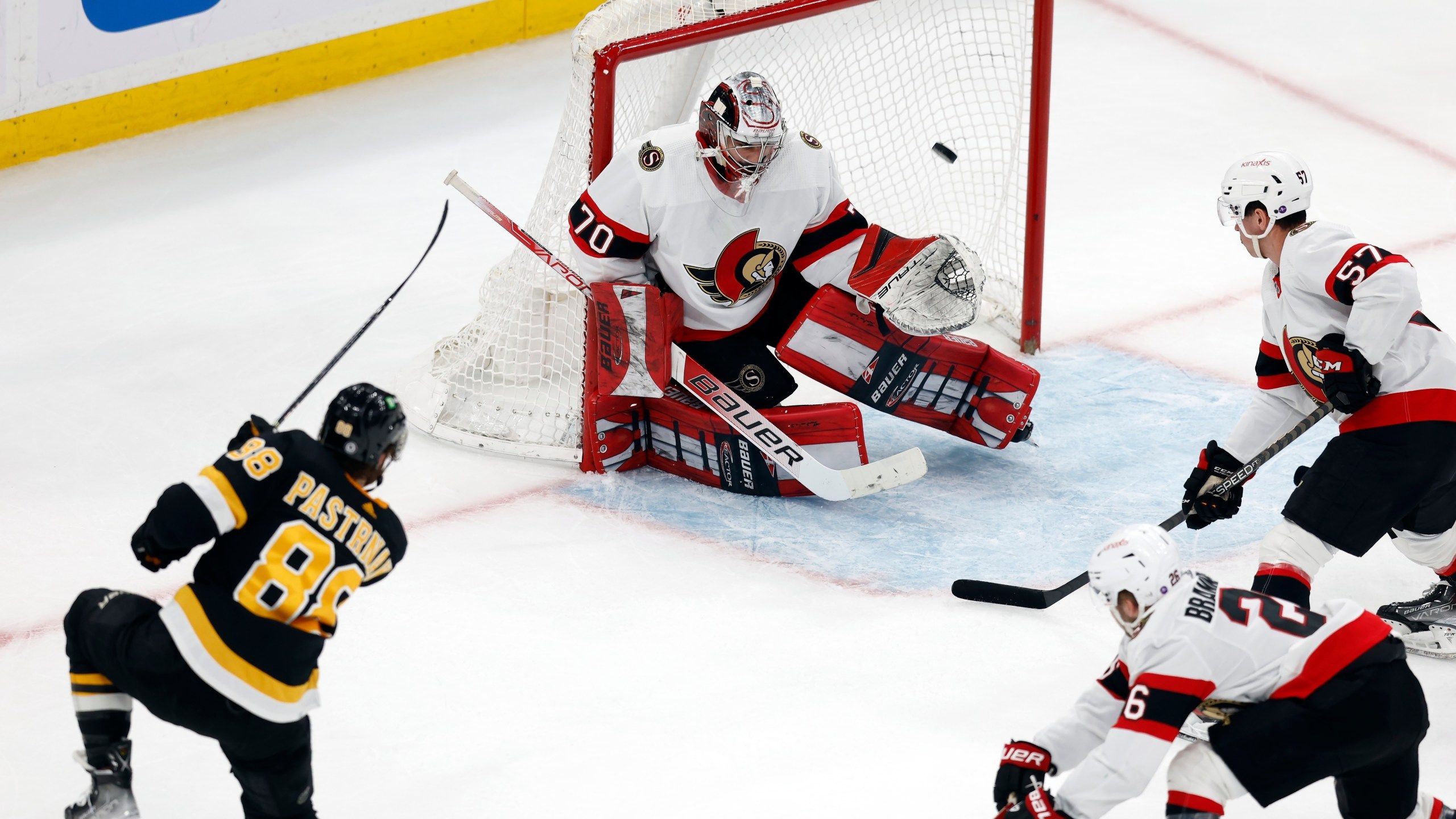 2560x1440 Bruins win 4th straight; Pastrnak nets 2 to pass 40 goals