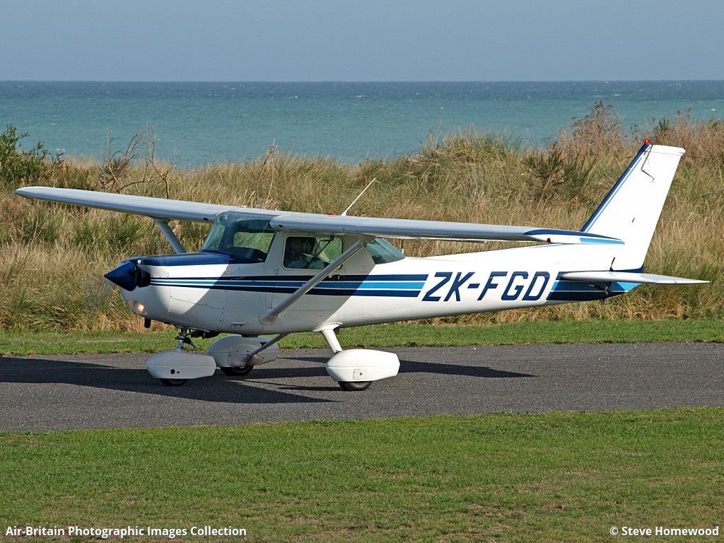 1024x768 Aviation photographs of Cessna 152