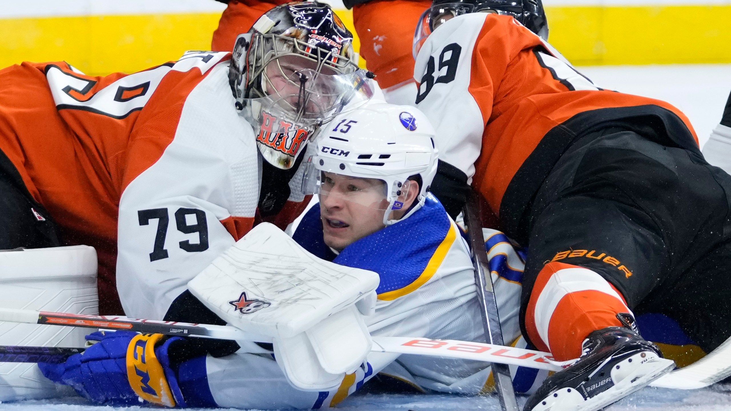 2560x1440 Goaltender Hart Leaves Flyers Game Early With “mid Body” Injury