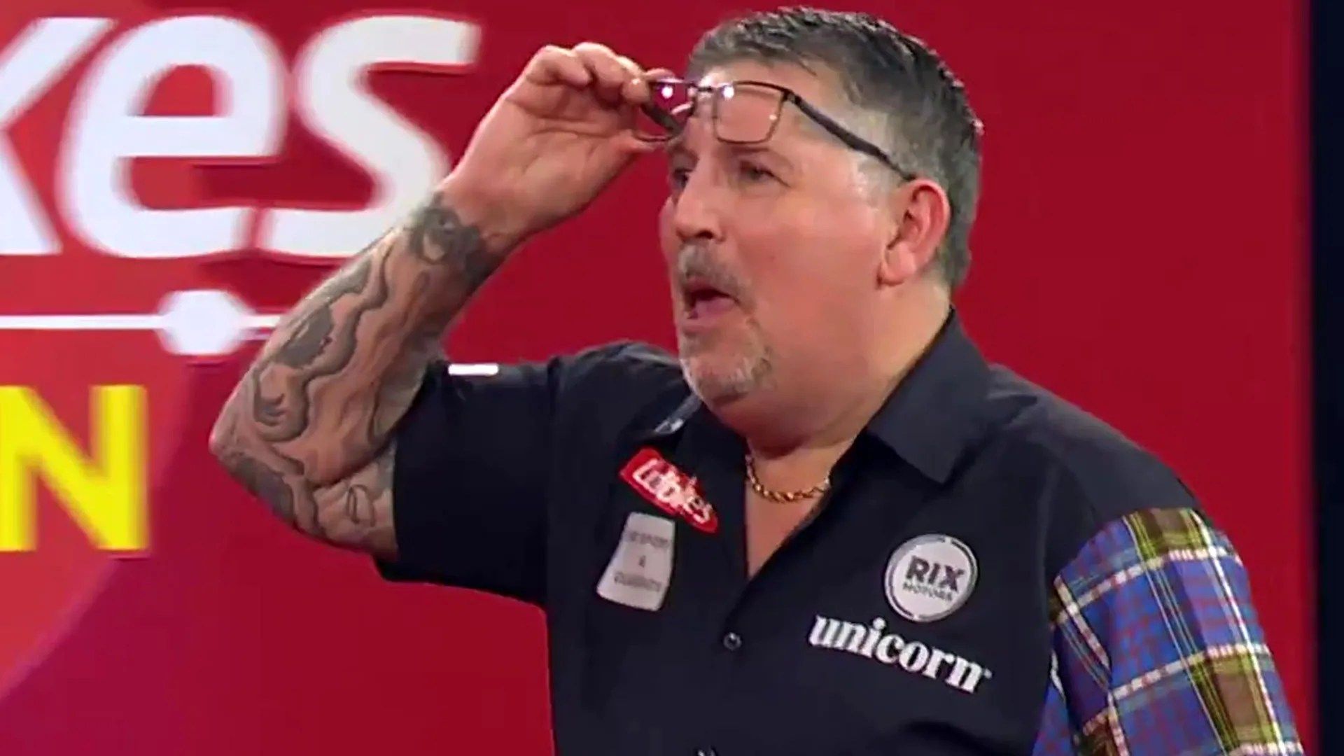 1920x1080 Gary Anderson looks stunned as he is told 'no score' after embarrassing blunder against Luke Littler