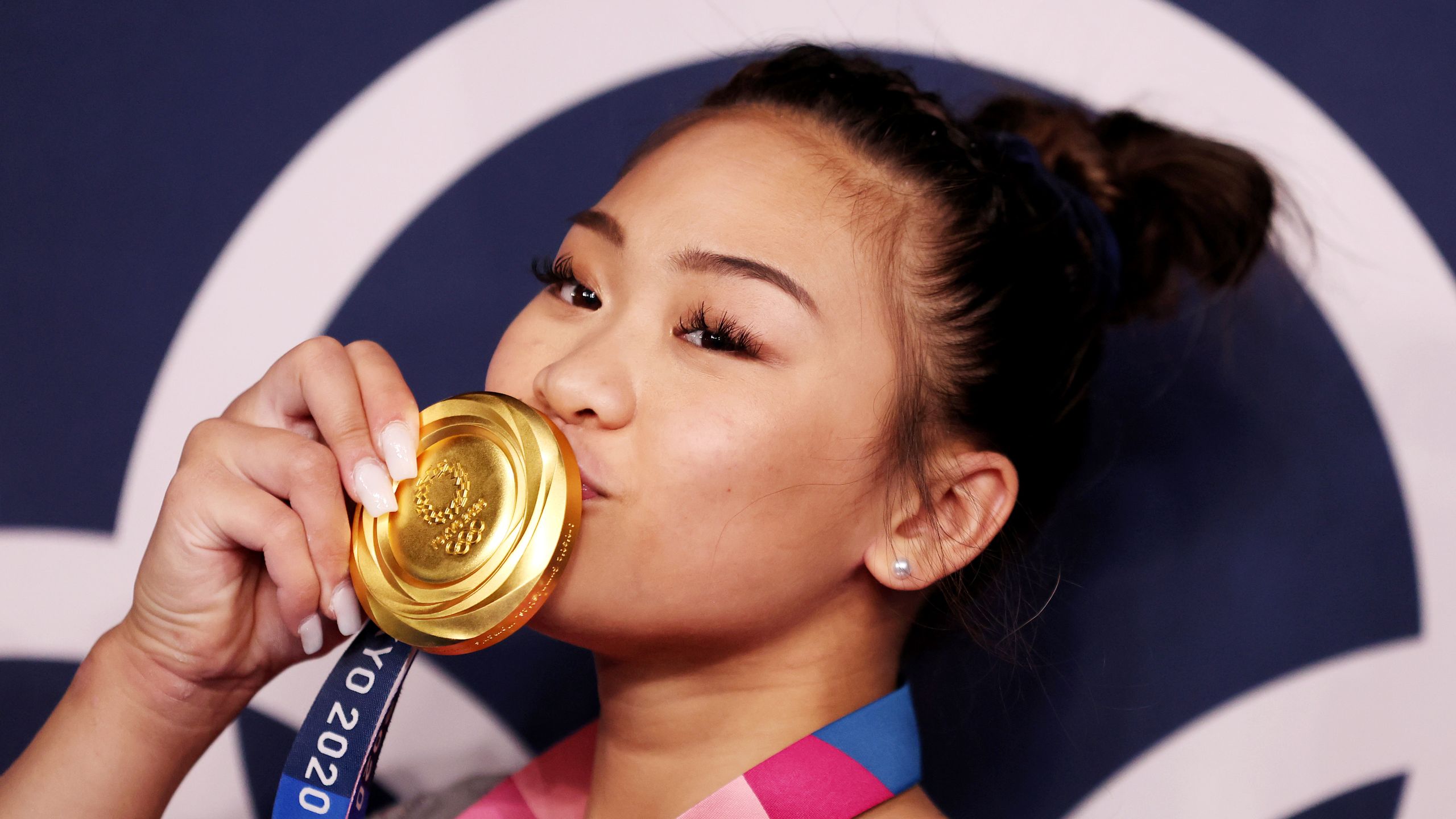 2560x1440 Suni Lee Won The Gymnastics All Around Gold Medal With Acrylics, And Twitter Is Amazed