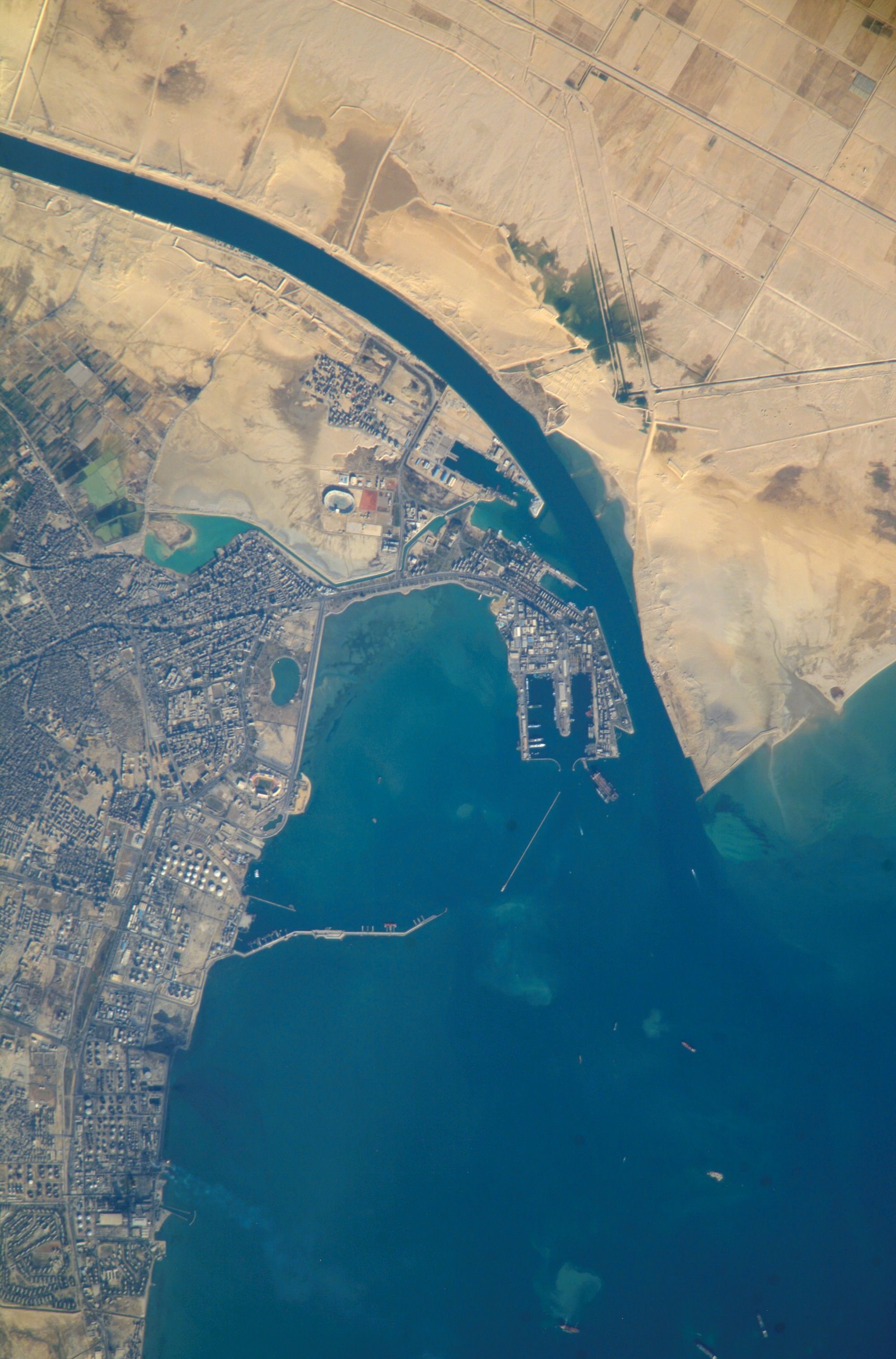 2000x3032 Suez Canal