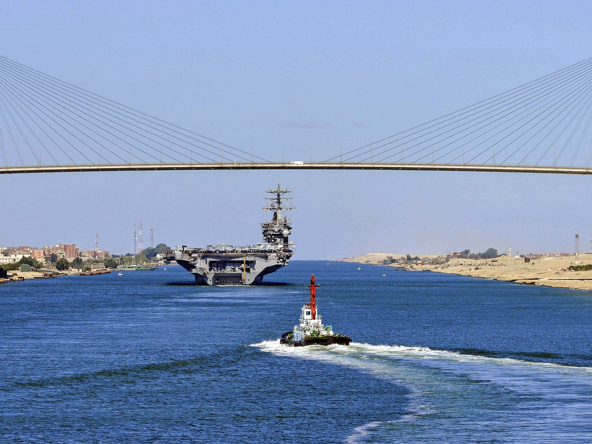 1920x1440 US naval convoy crosses Egypt's Suez Canal