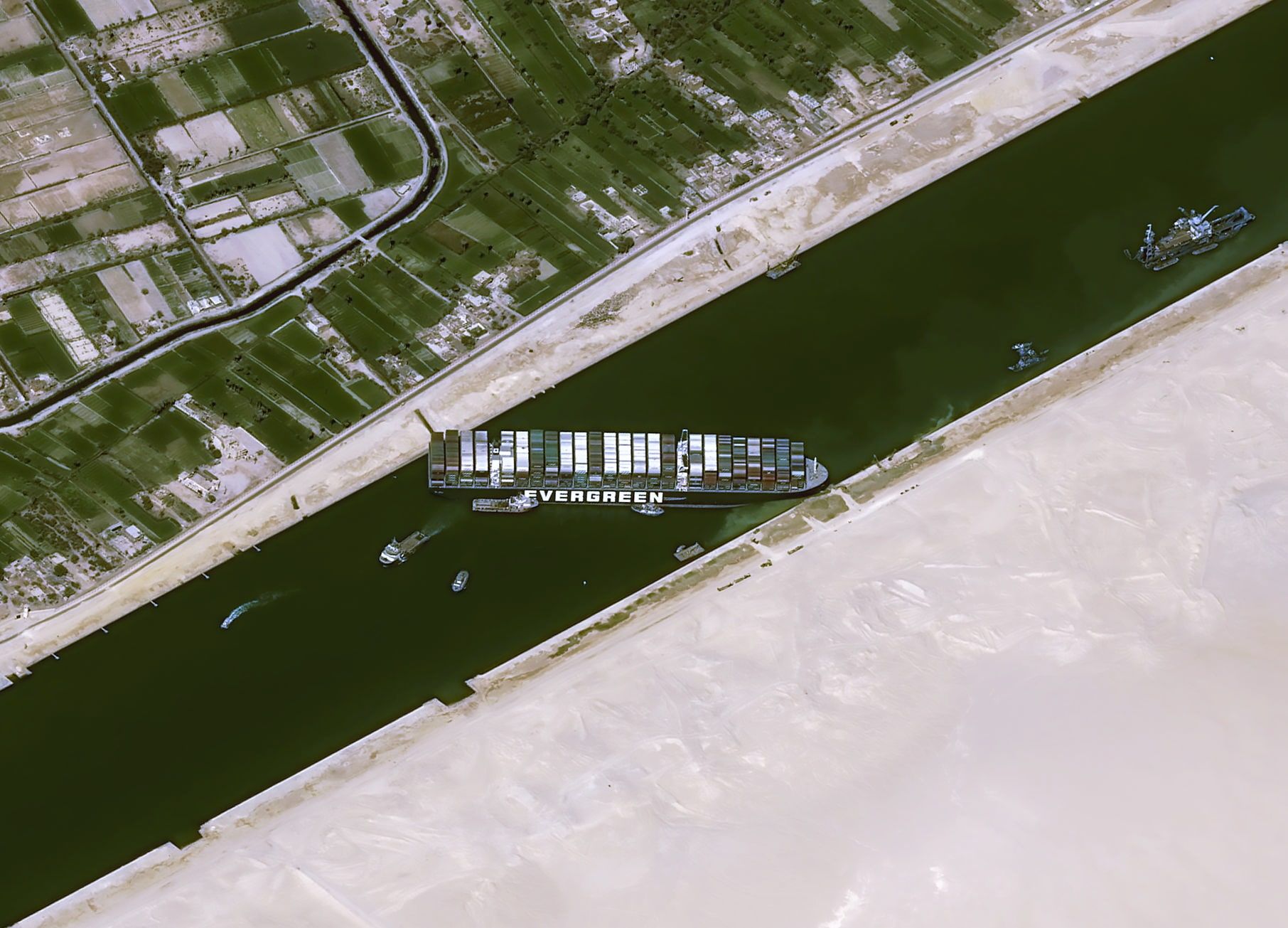 1812x1305 Suez Canal blockage is visible from outer space, here are the satellite photo
