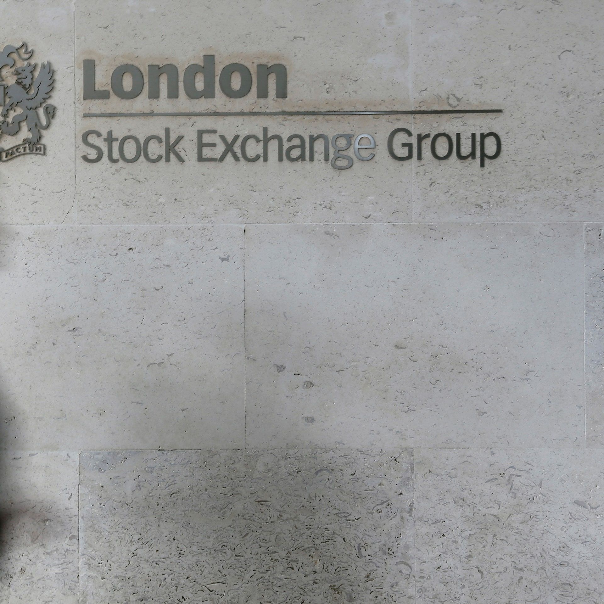1920x1920 World stocks rise, US yields dip amid jobs data, UK labor landslide