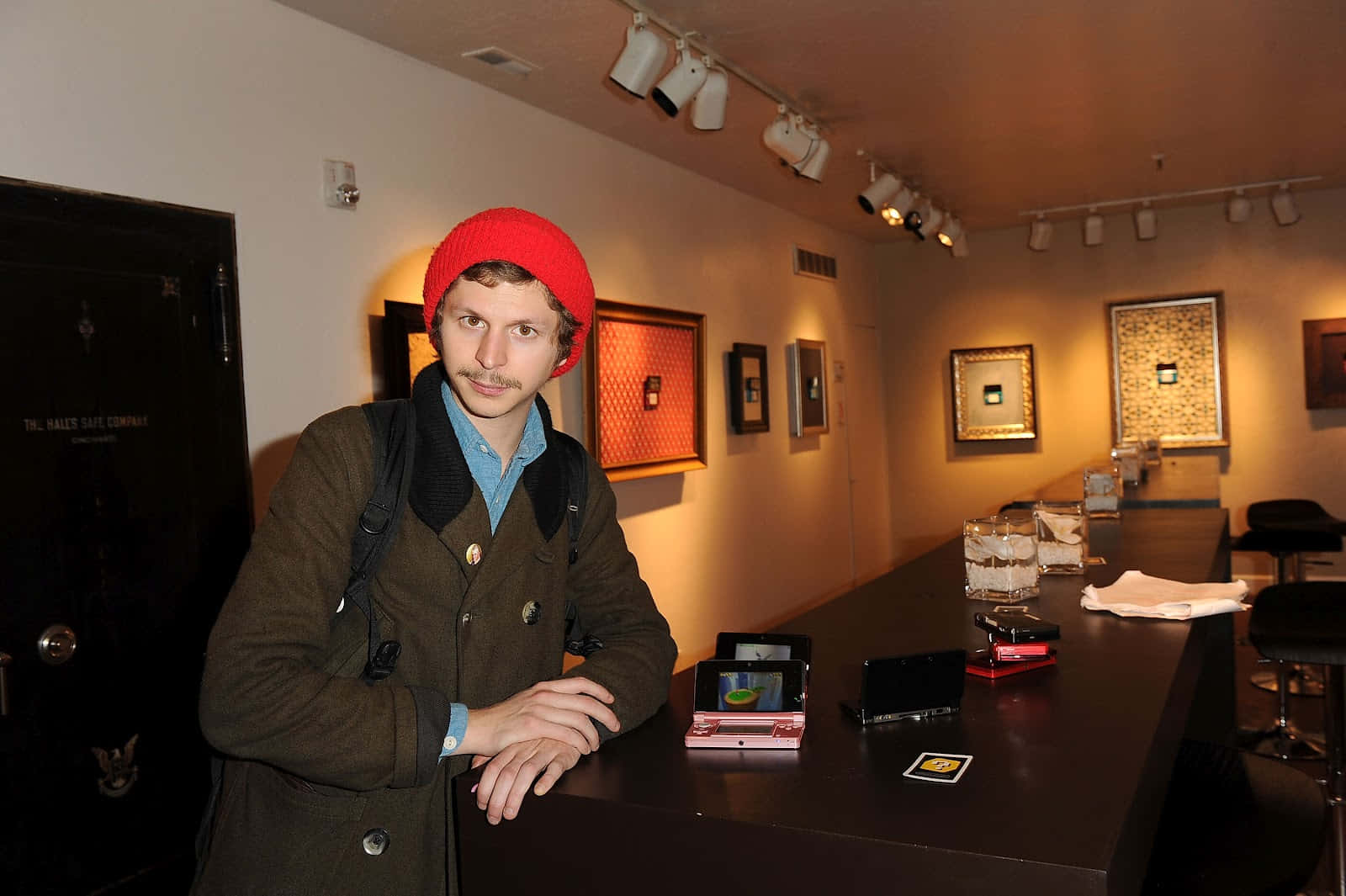 1600x1065 Download Michael Cera Smiling Against a Blue Backdrop Wallpaper