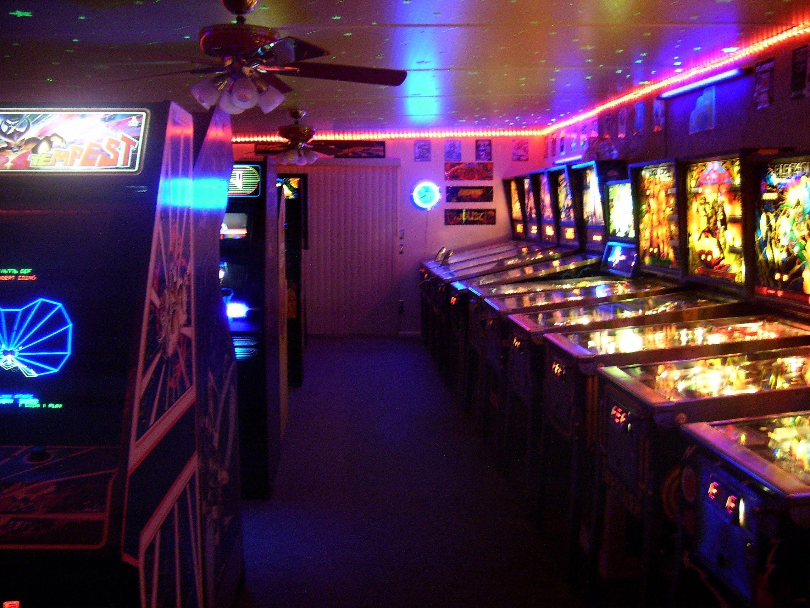 2576x1932 Retro Arcade
