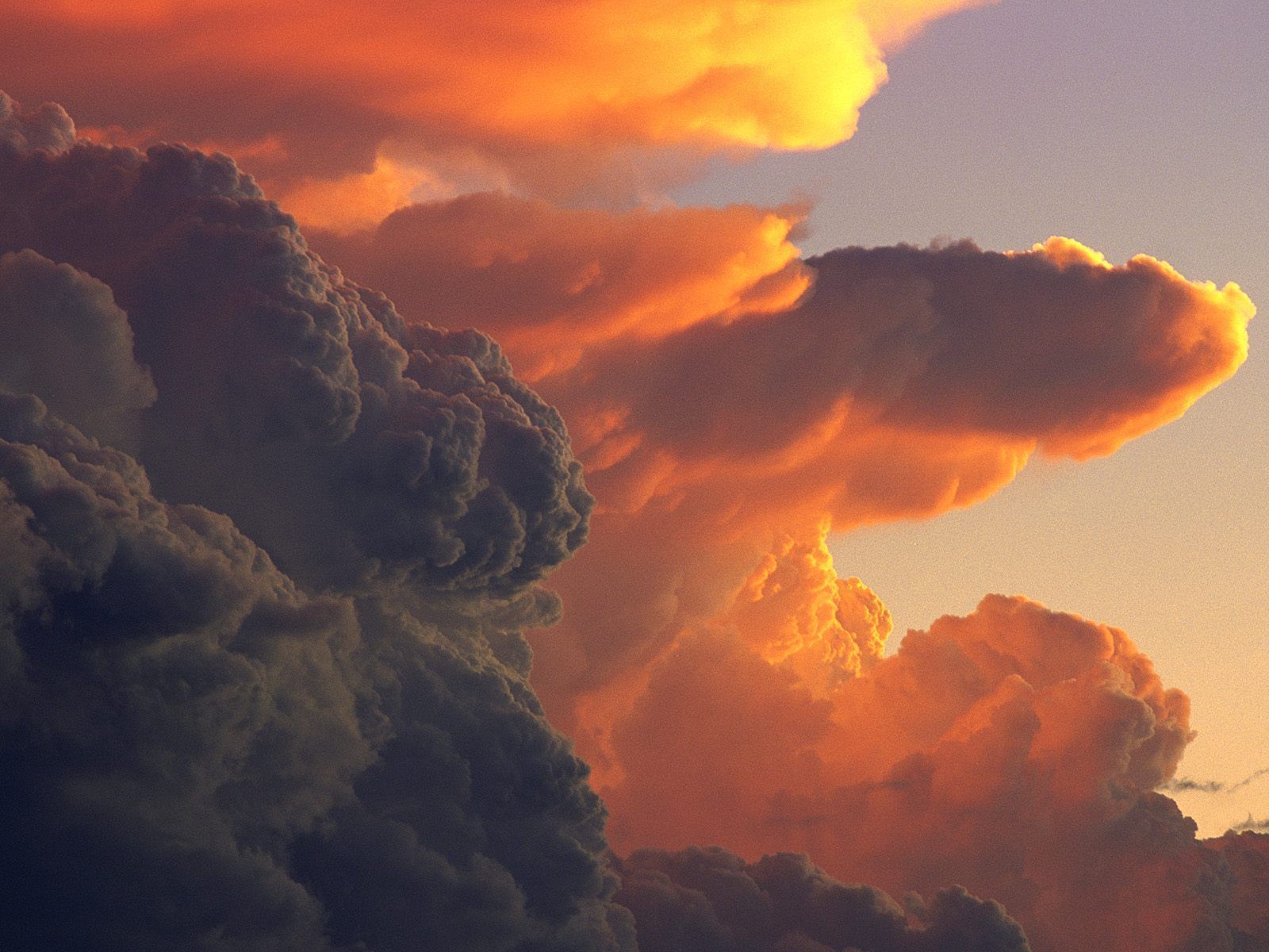 1600x1200 Cumulonimbus Clouds Wallpaper