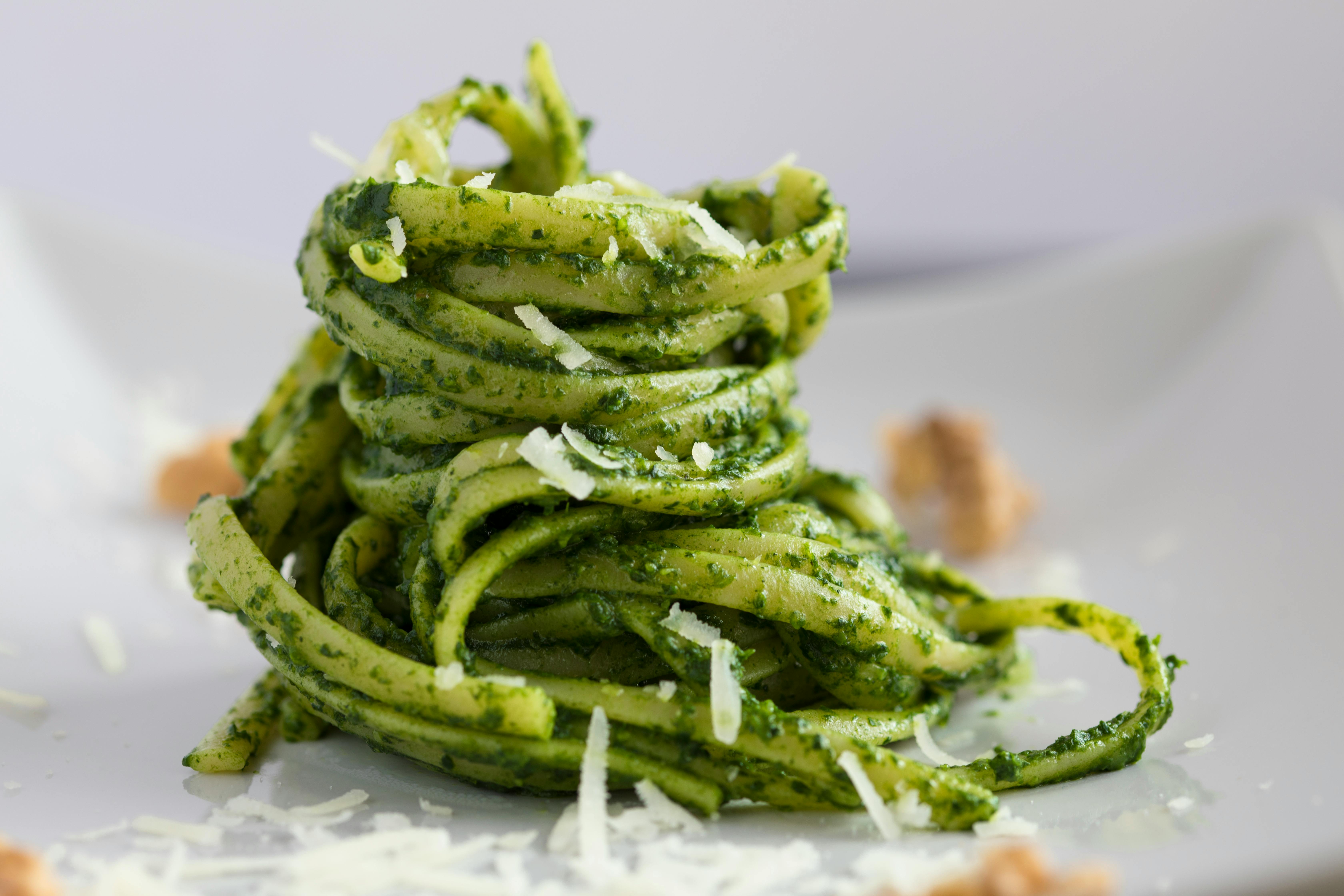 6720x4480 Delicious Pesto Pasta on a Plate · Free