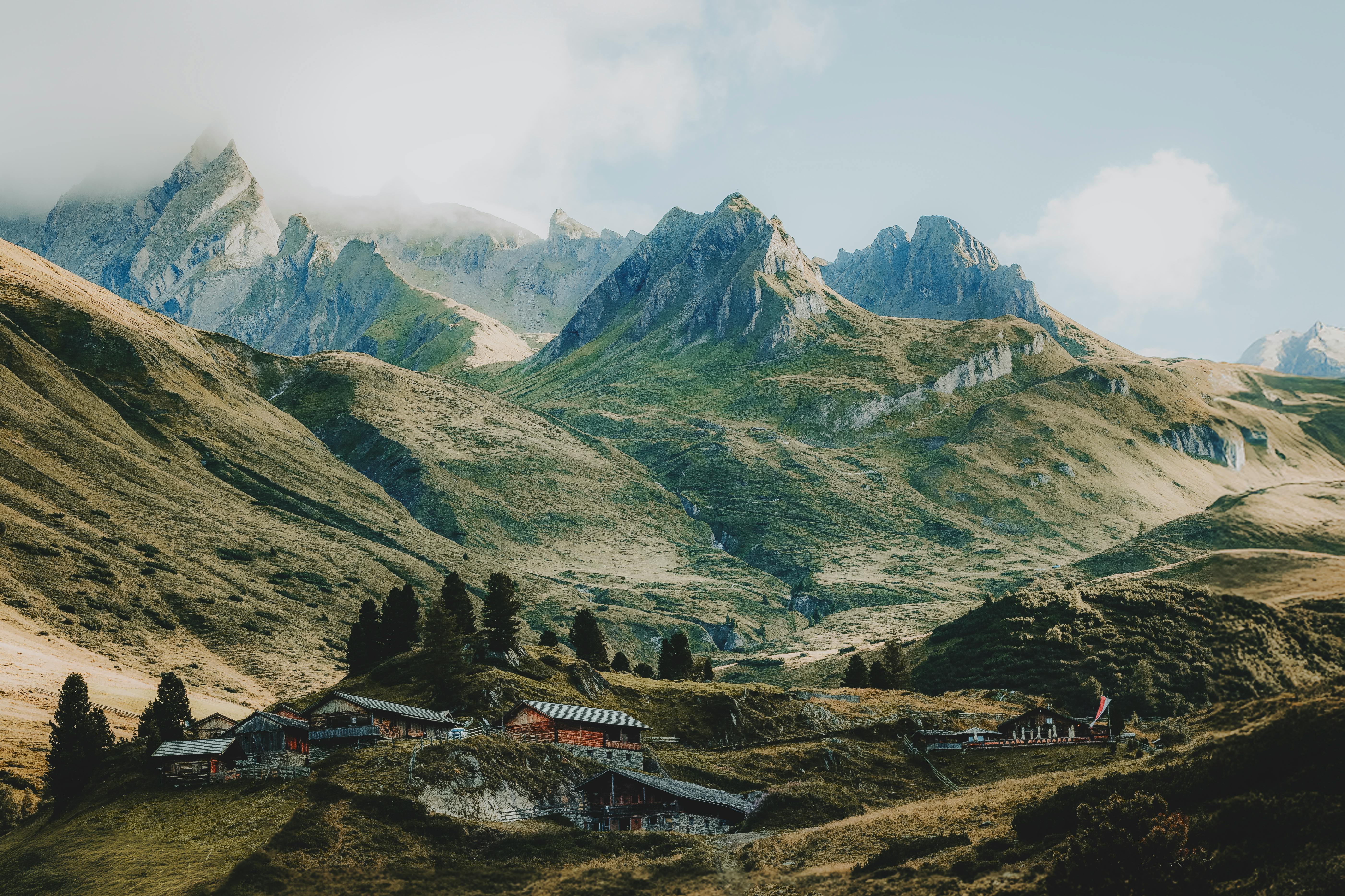 5605x3736 Scenic Alpine Village in Mountain Valley · Free