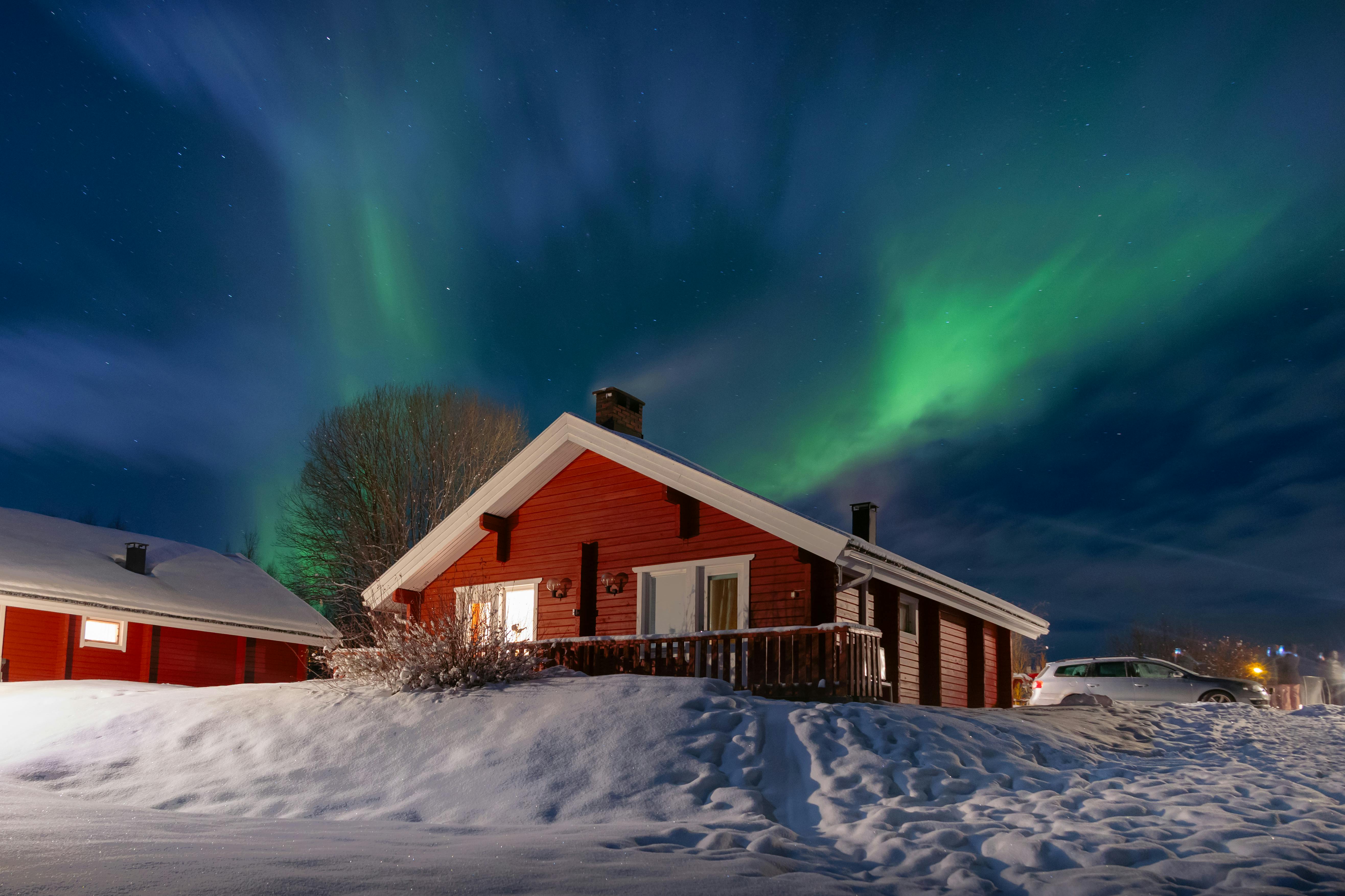 5264x3509 Aurora Borealis Over Snowy Finnish Cottage · Free