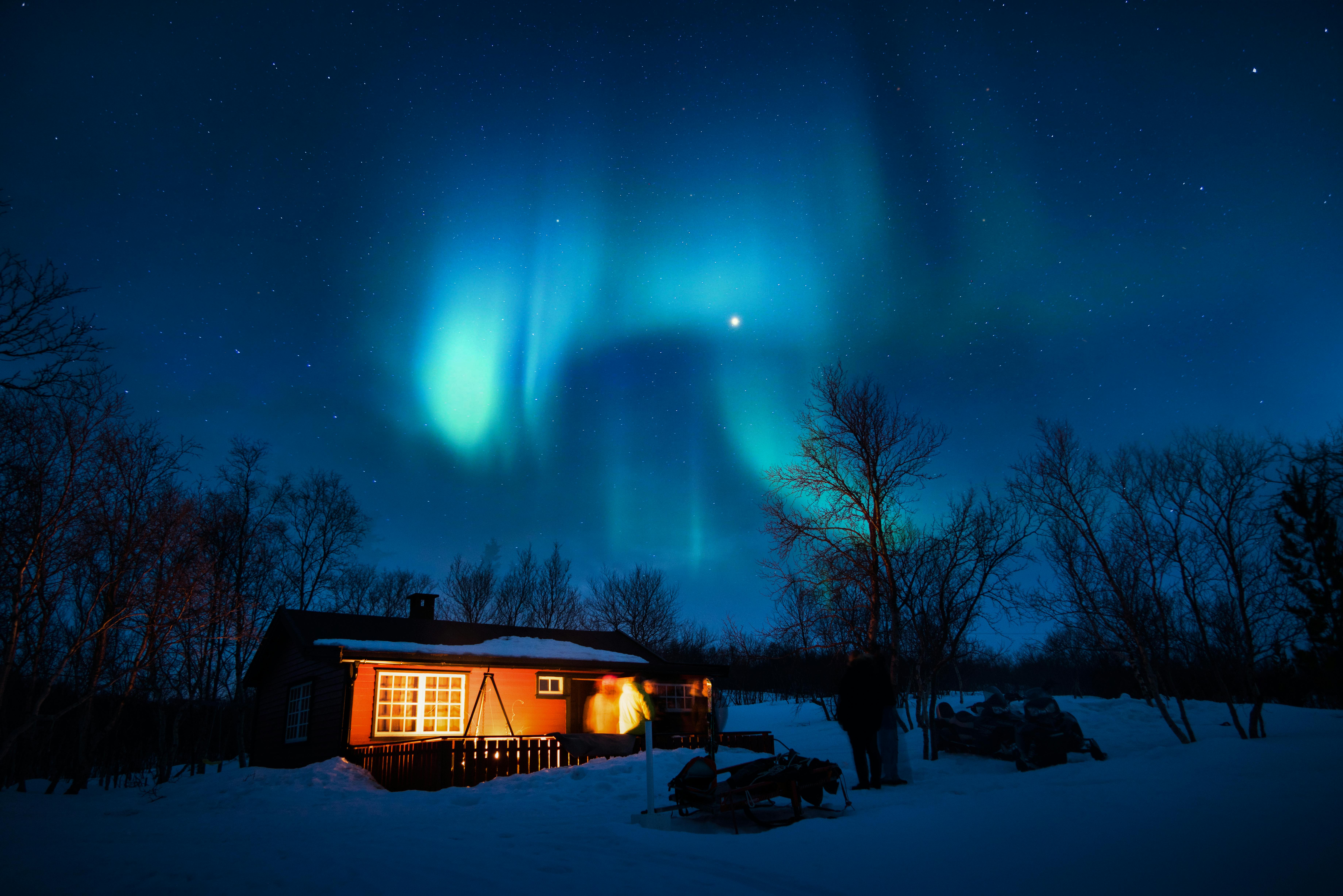 7360x4912 Brown Cottage Under Aurora Borealis · Free