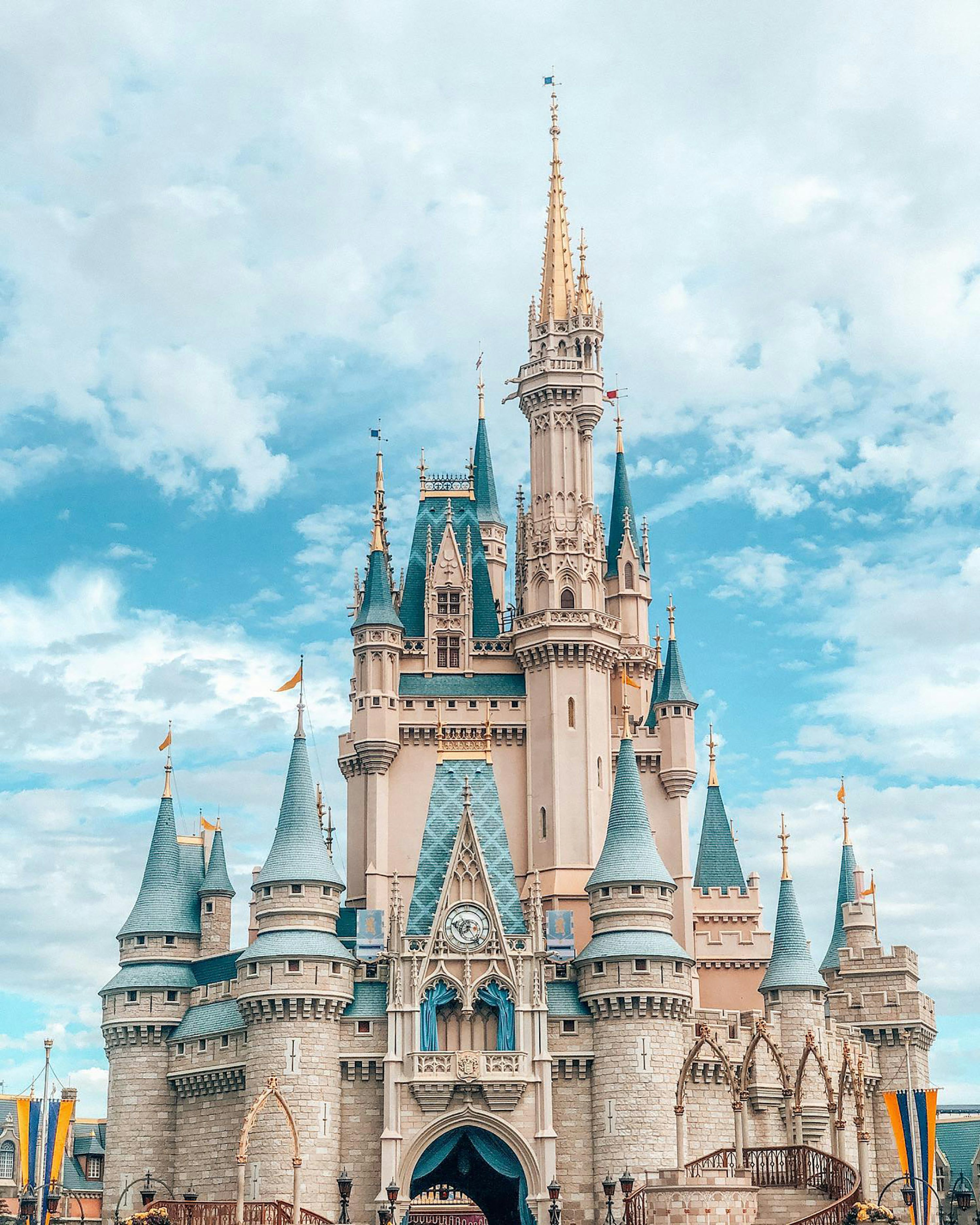 3000x3750 A large castle with a sky background photo