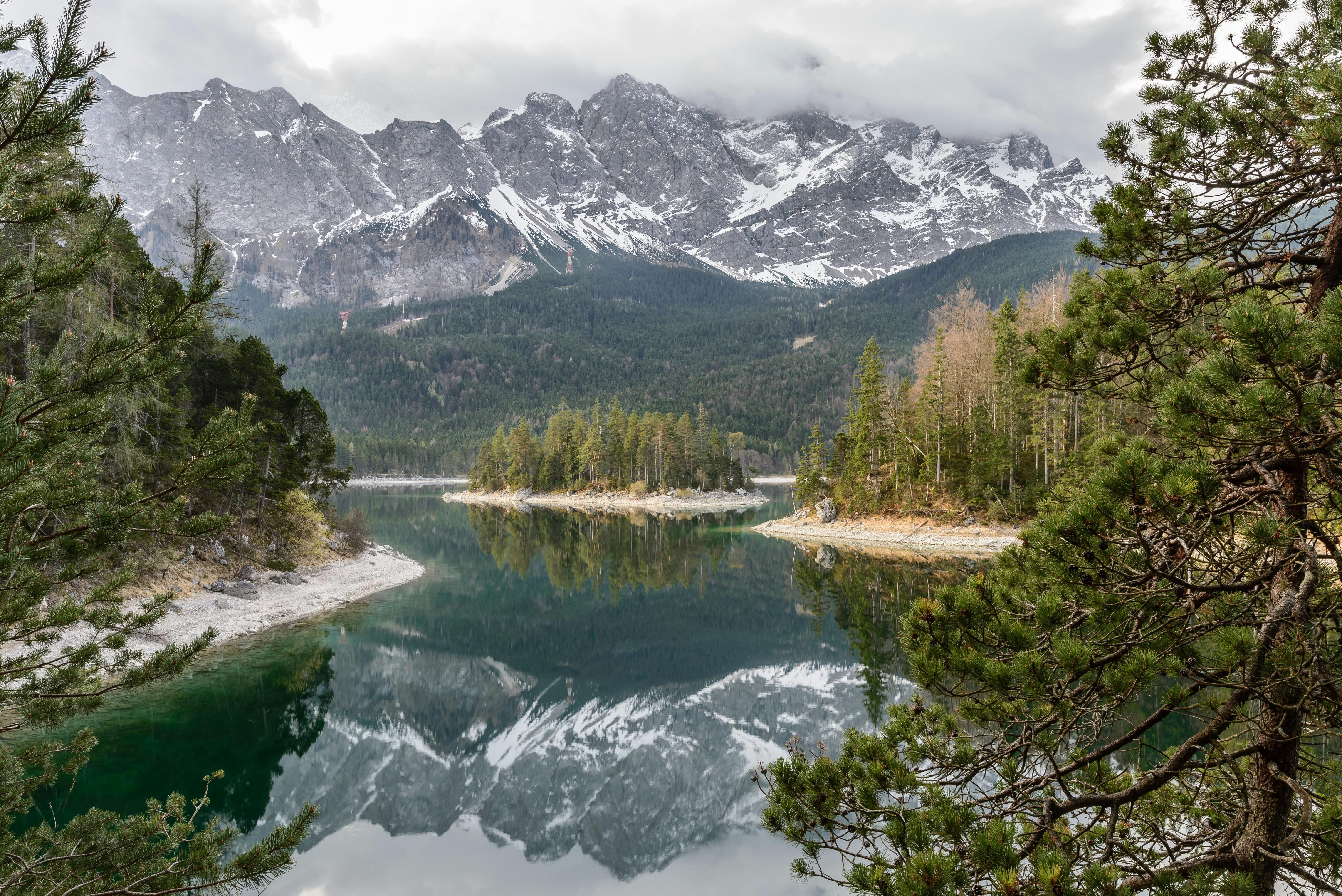 5911x3946 Stunning view of Eibsee and Zugspitze in winter · Free
