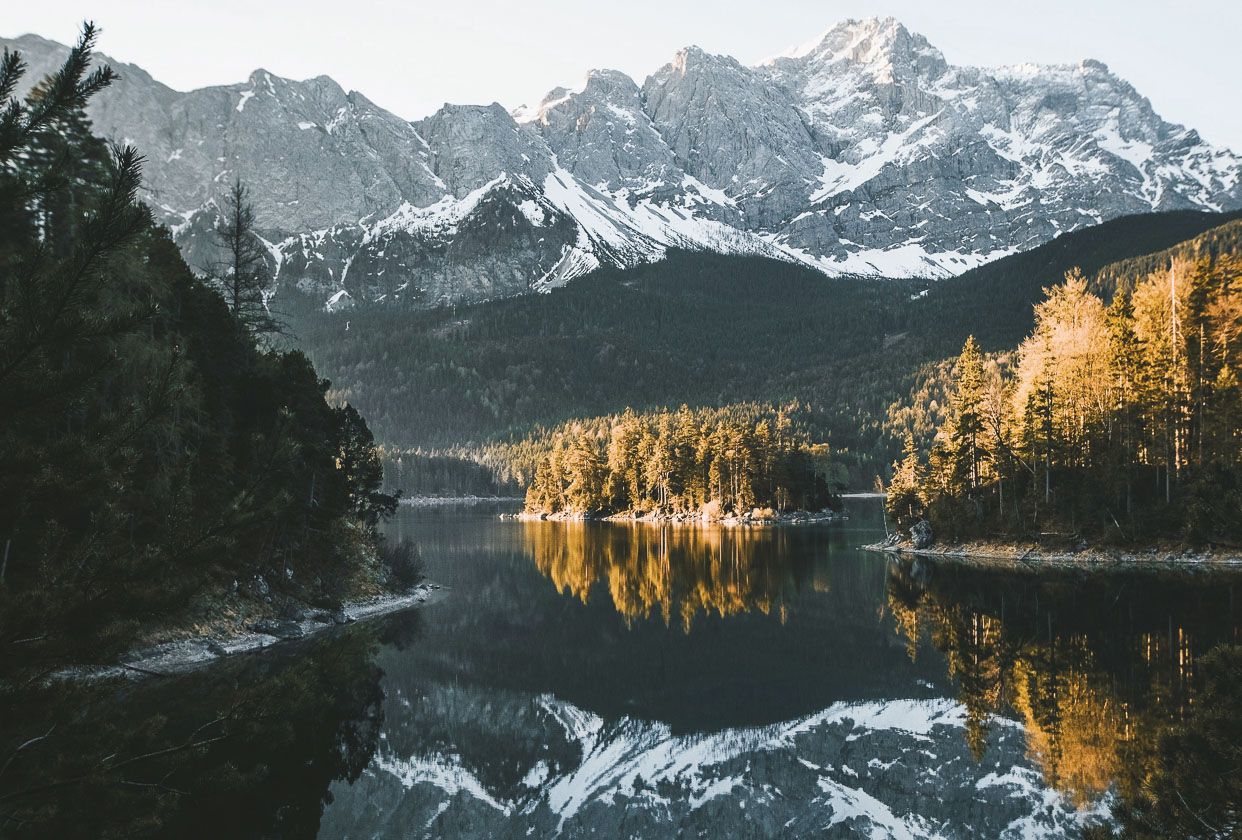 1242x840 Bay at Lake Eibsee view of Zugspitze