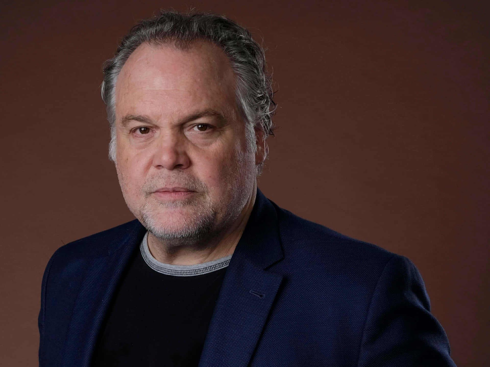 1920x1440 Download Vincent D'Onofrio strikes an intense pose in a dark suit Wallpaper