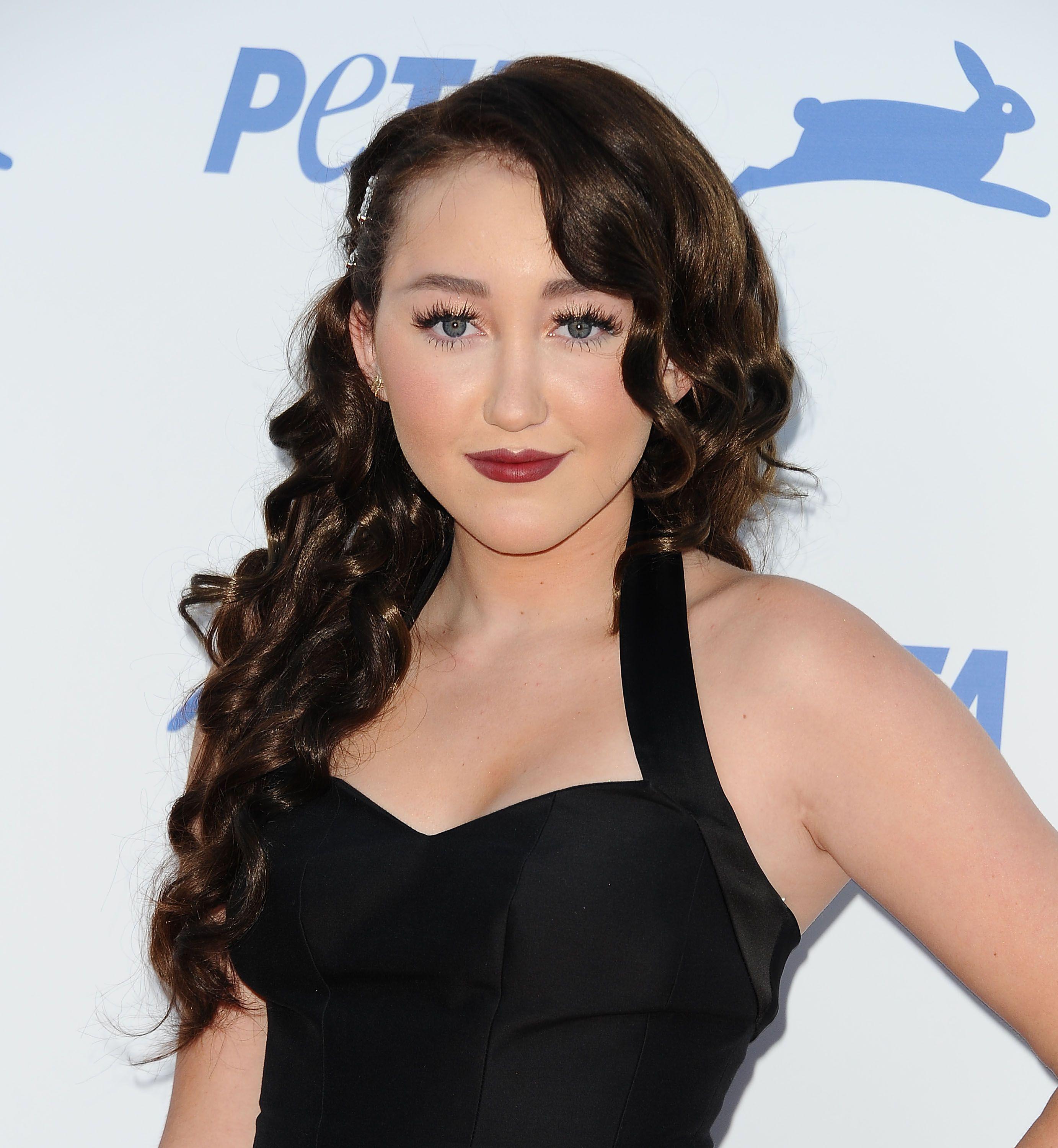 2765x3000 Noah Cyrus Wallpaper