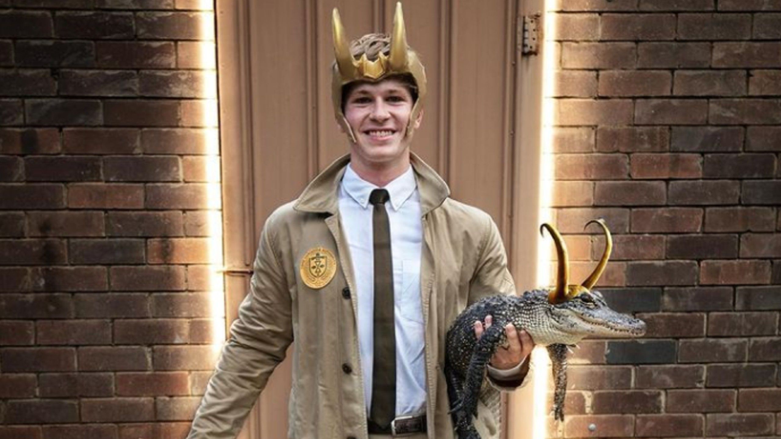 2560x1440 Robert Irwin Dressed up as Loki for Halloween, Poses Holding Alligator